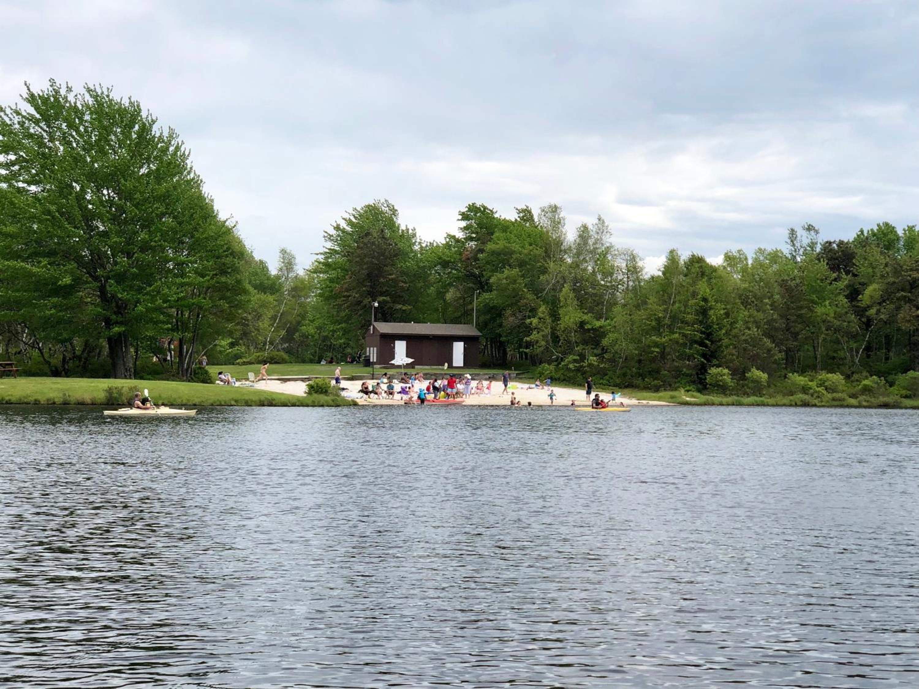 Stunning! Pocono Escape! HotTub Sauna Pool Ski Pet-Friendly Firepit Game Room Fireplace BBQ Lakes Tennis Fishing