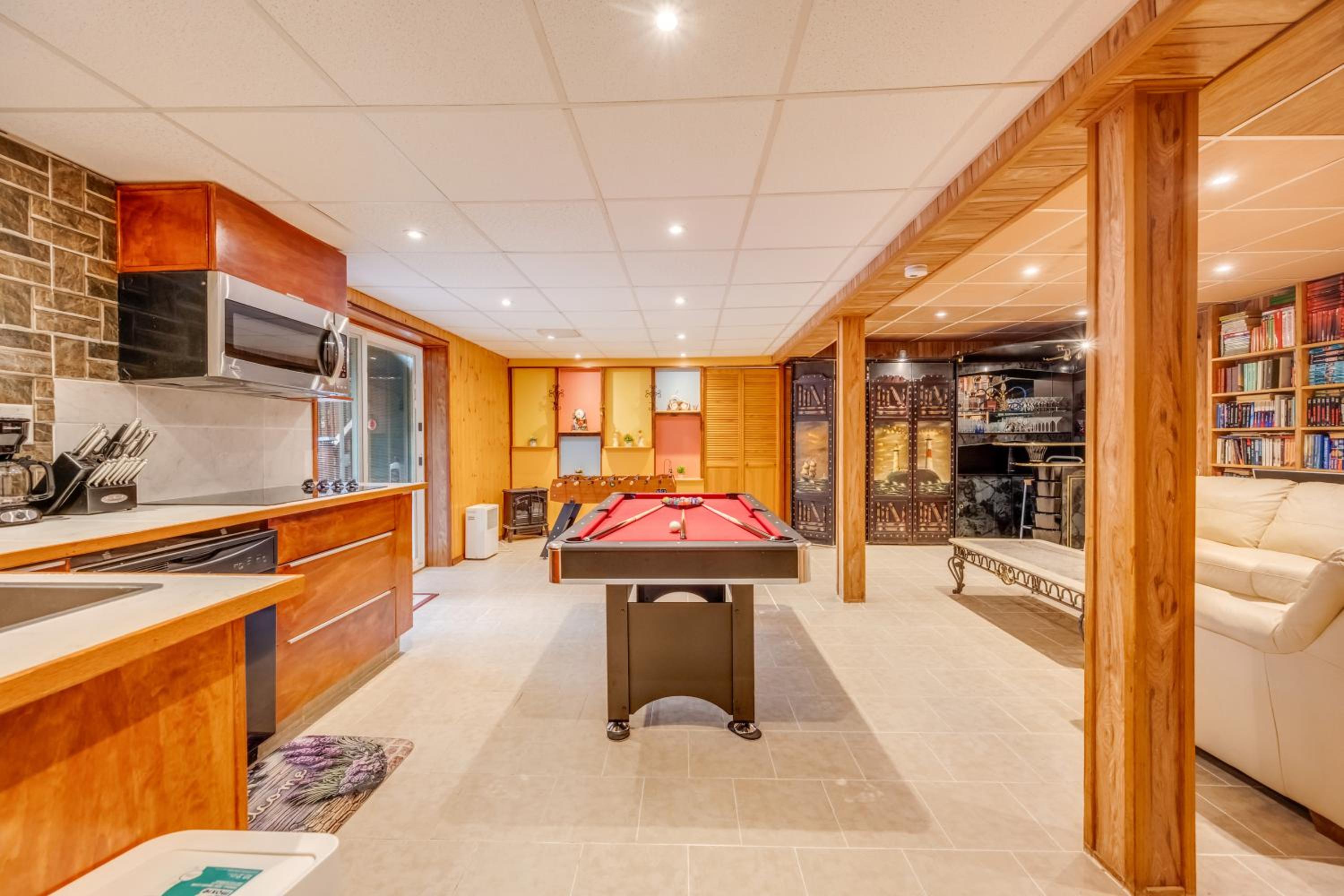 Stunning! Pocono Escape! HotTub Sauna Pool Ski Pet-Friendly Firepit Game Room Fireplace BBQ Lakes Tennis Fishing