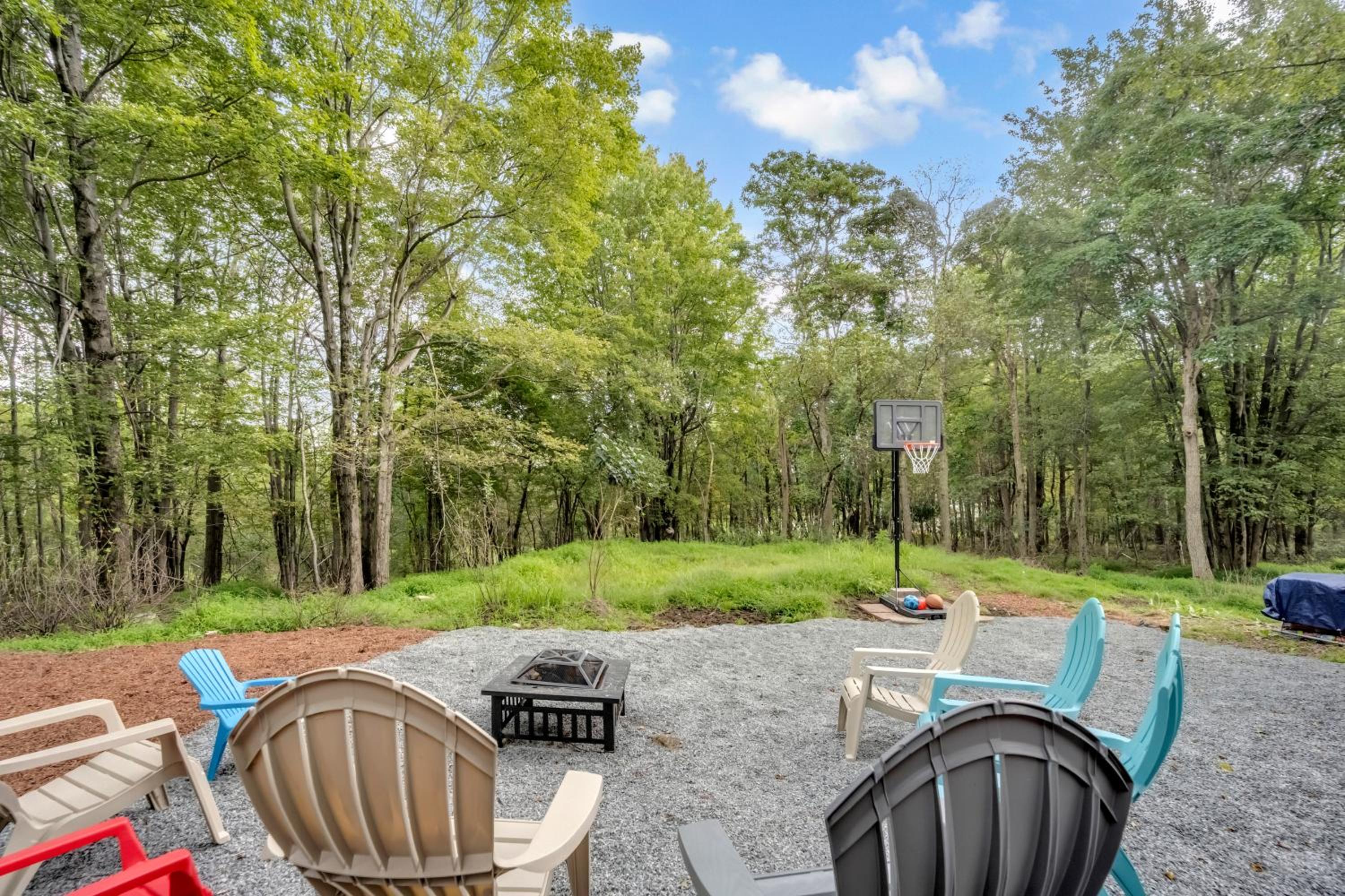 Stunning! Pocono Escape! HotTub Sauna Pool Ski Pet-Friendly Firepit Game Room Fireplace BBQ Lakes Tennis Fishing