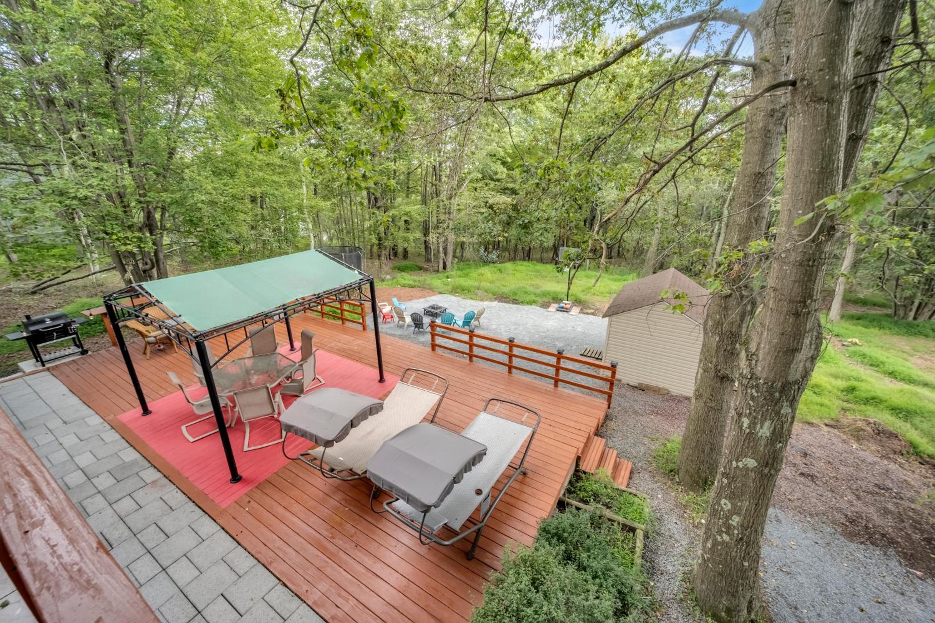 Stunning! Pocono Escape! HotTub Sauna Pool Ski Pet-Friendly Firepit Game Room Fireplace BBQ Lakes Tennis Fishing