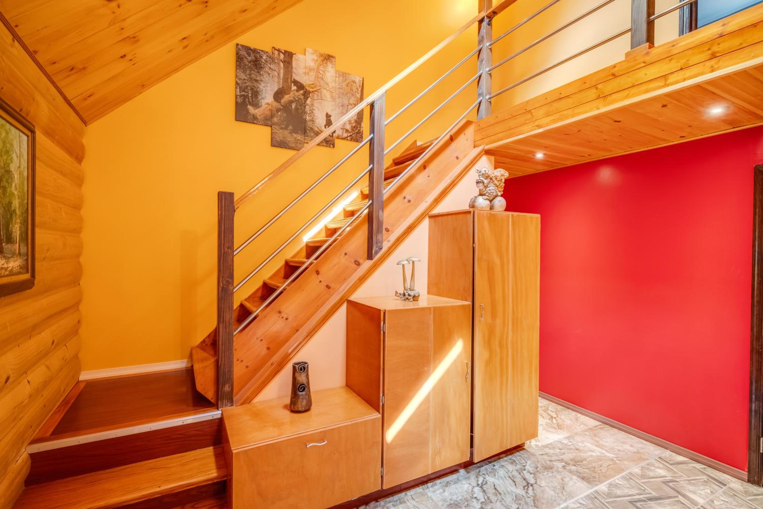 Stunning! Pocono Escape! HotTub Sauna Pool Ski Pet-Friendly Firepit Game Room Fireplace BBQ Lakes Tennis Fishing