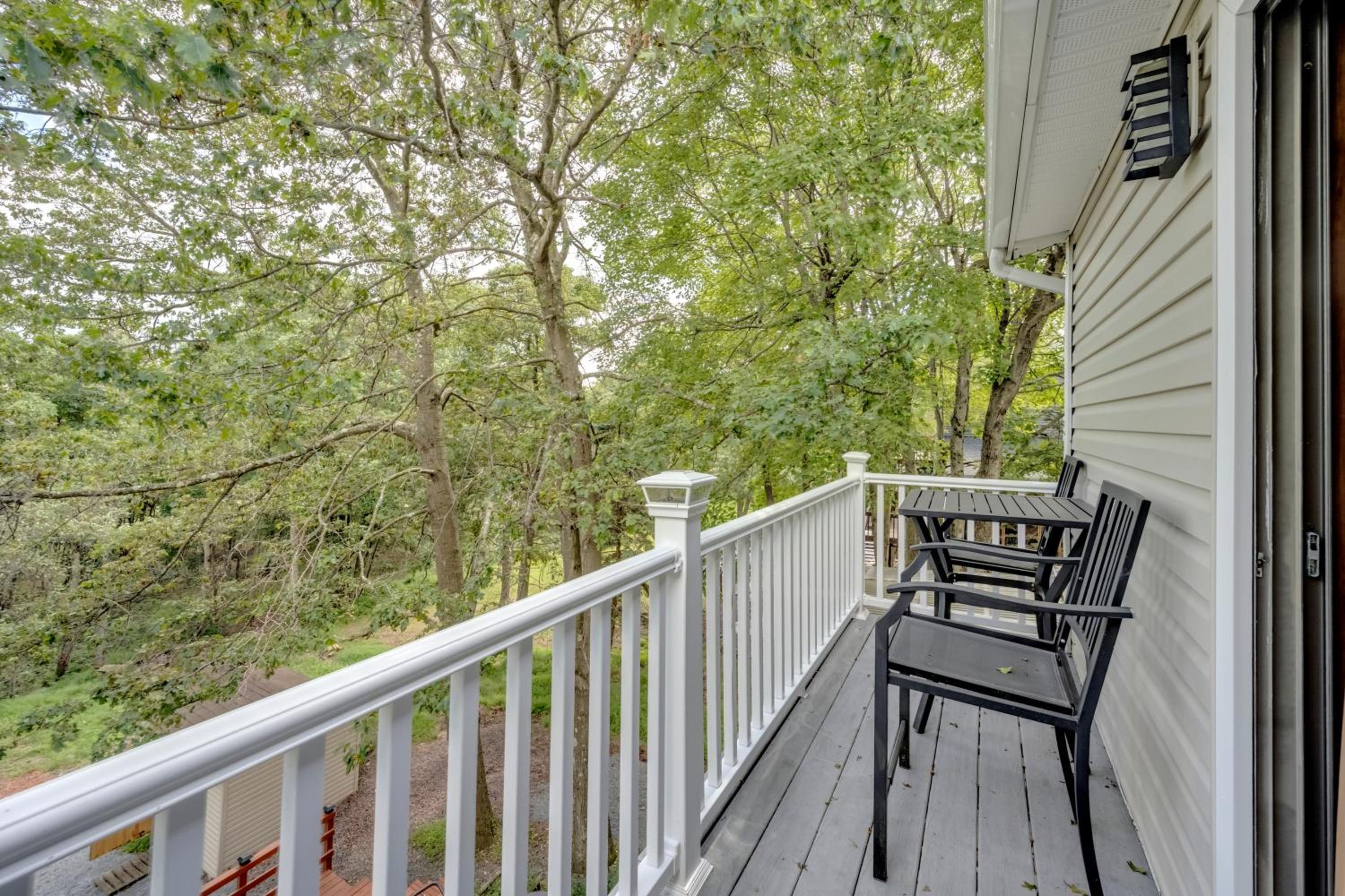 Stunning! Pocono Escape! HotTub Sauna Pool Ski Pet-Friendly Firepit Game Room Fireplace BBQ Lakes Tennis Fishing