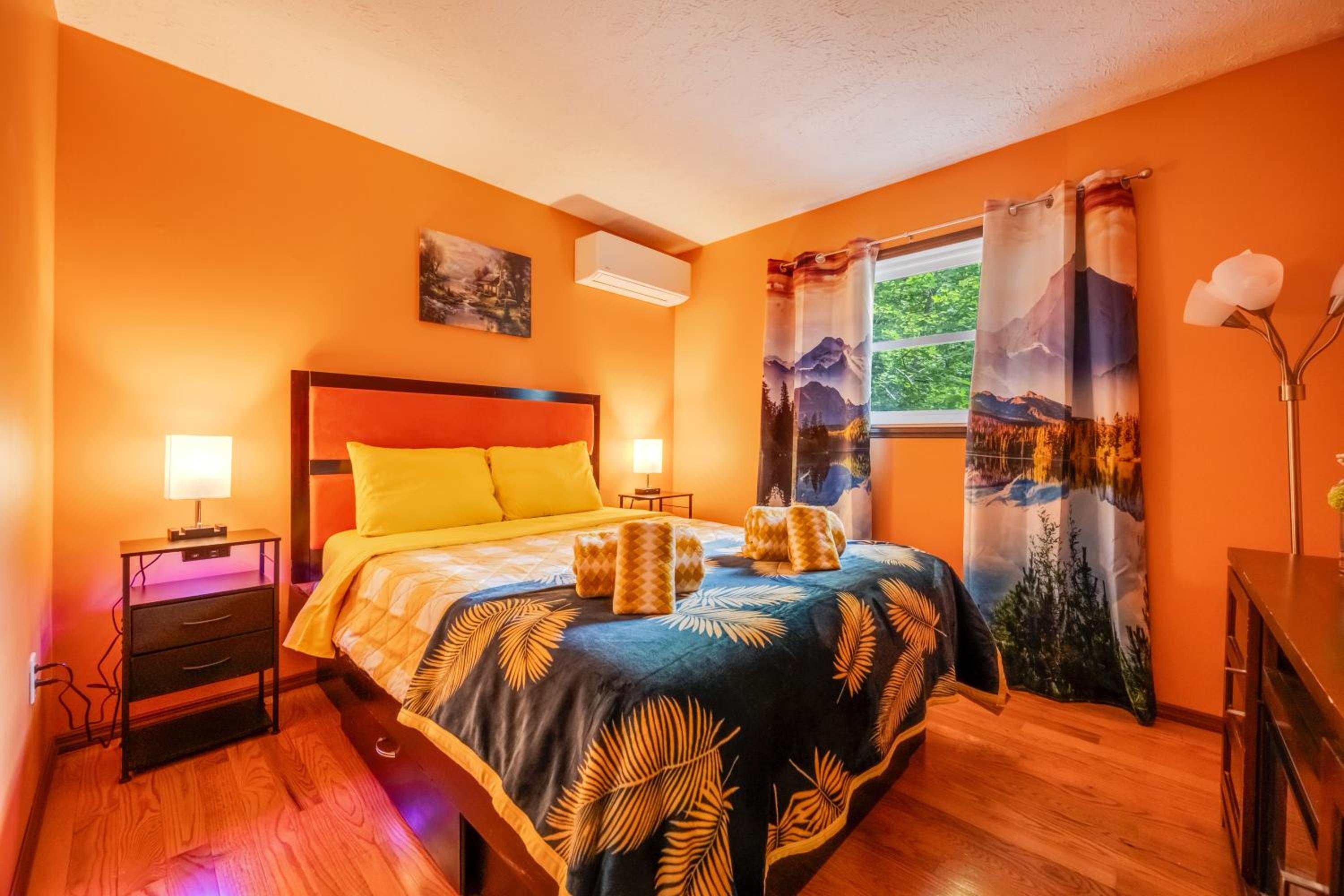 Stunning! Pocono Escape! HotTub Sauna Pool Ski Pet-Friendly Firepit Game Room Fireplace BBQ Lakes Tennis Fishing