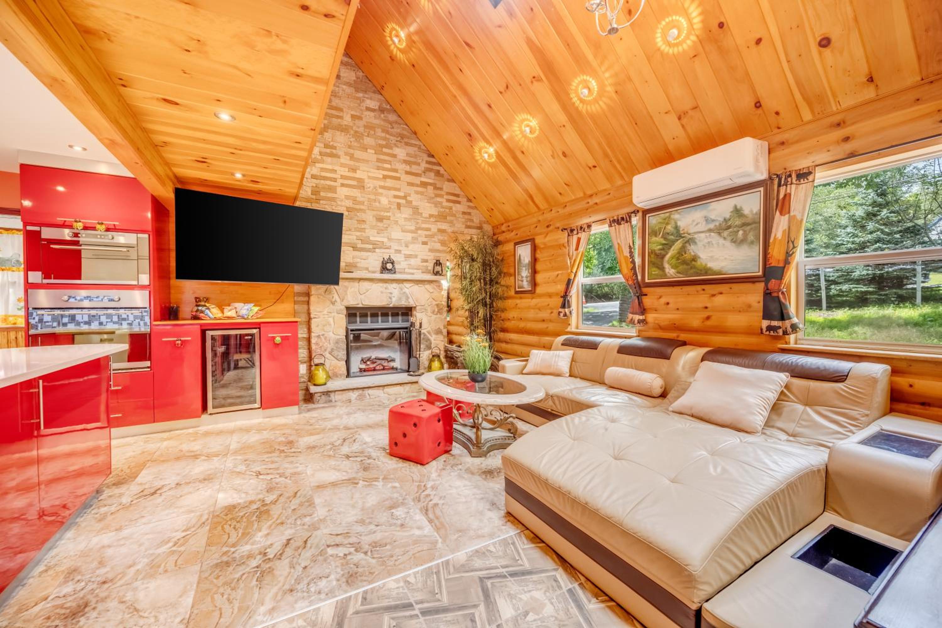 Stunning! Pocono Escape! HotTub Sauna Pool Ski Pet-Friendly Firepit Game Room Fireplace BBQ Lakes Tennis Fishing