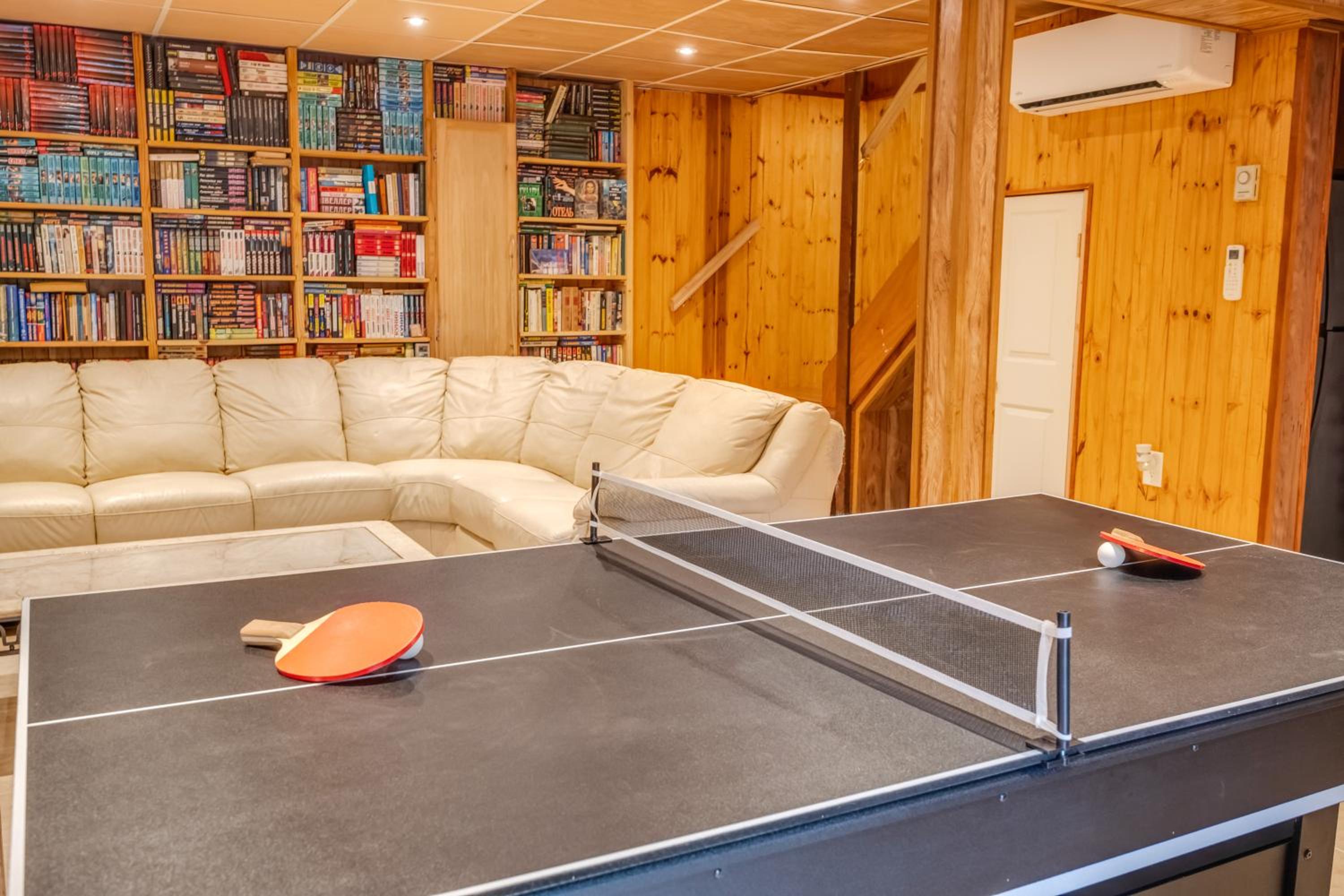 Stunning! Pocono Escape! HotTub Sauna Pool Ski Pet-Friendly Firepit Game Room Fireplace BBQ Lakes Tennis Fishing