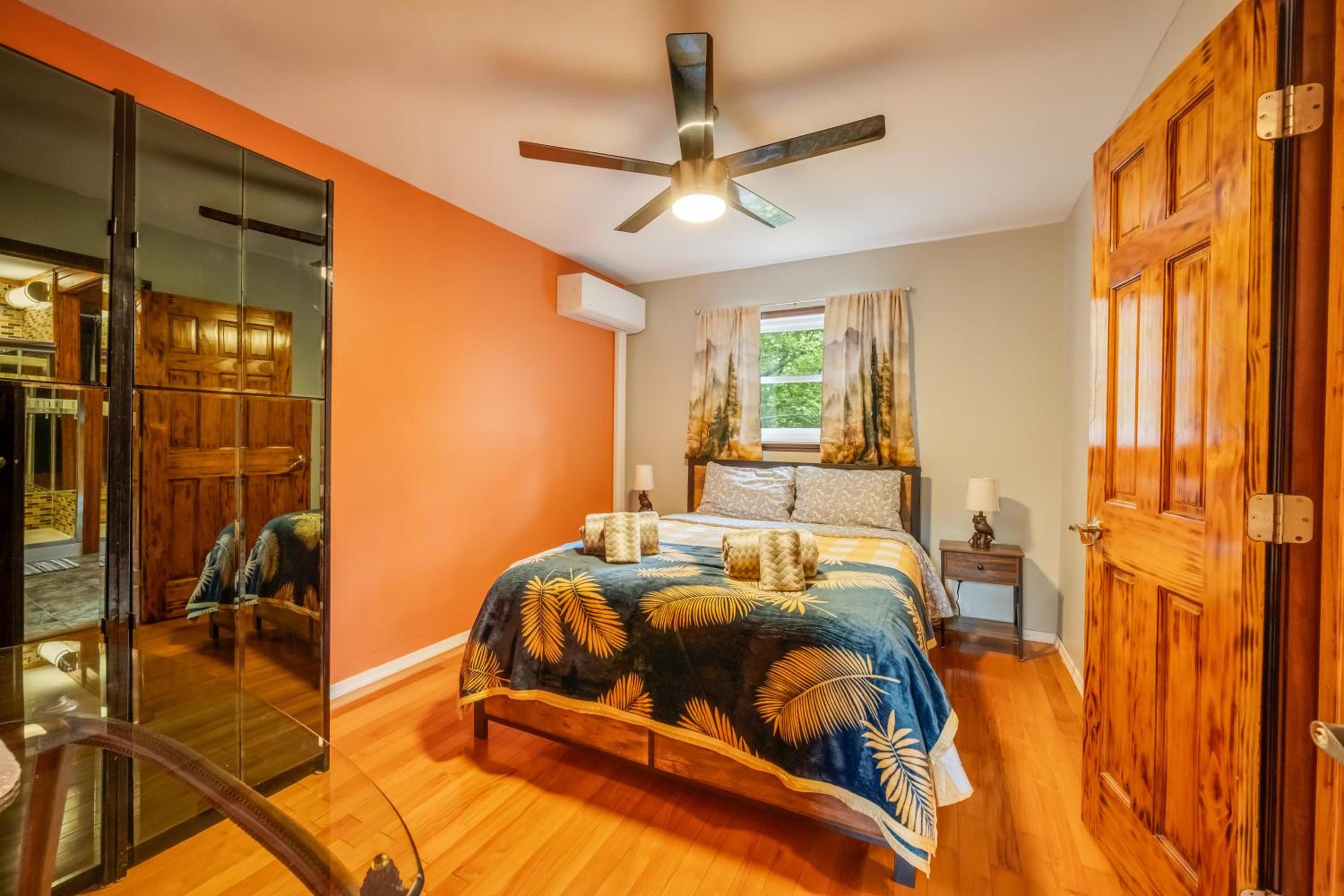Stunning! Pocono Escape! HotTub Sauna Pool Ski Pet-Friendly Firepit Game Room Fireplace BBQ Lakes Tennis Fishing