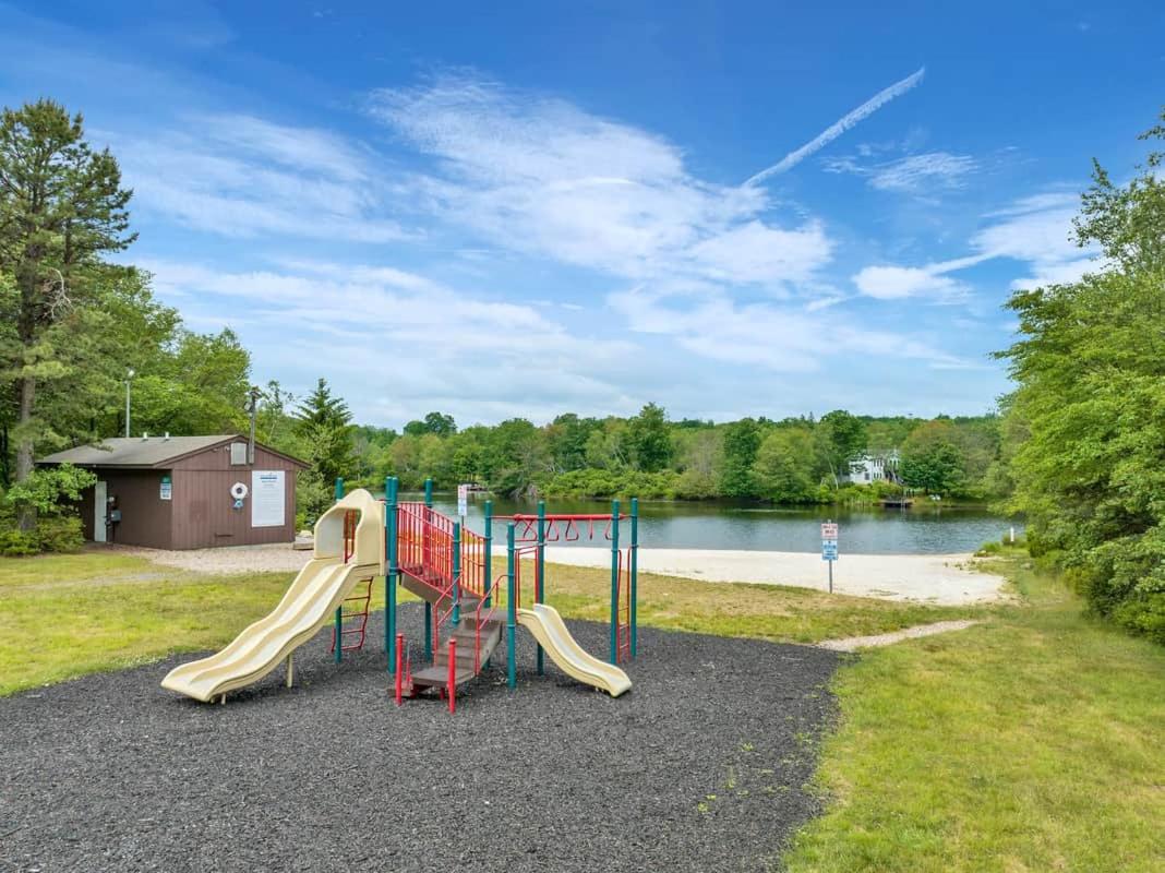 Stunning! Pocono Escape! HotTub Sauna Pool Ski Pet-Friendly Firepit Game Room Fireplace BBQ Lakes Tennis Fishing