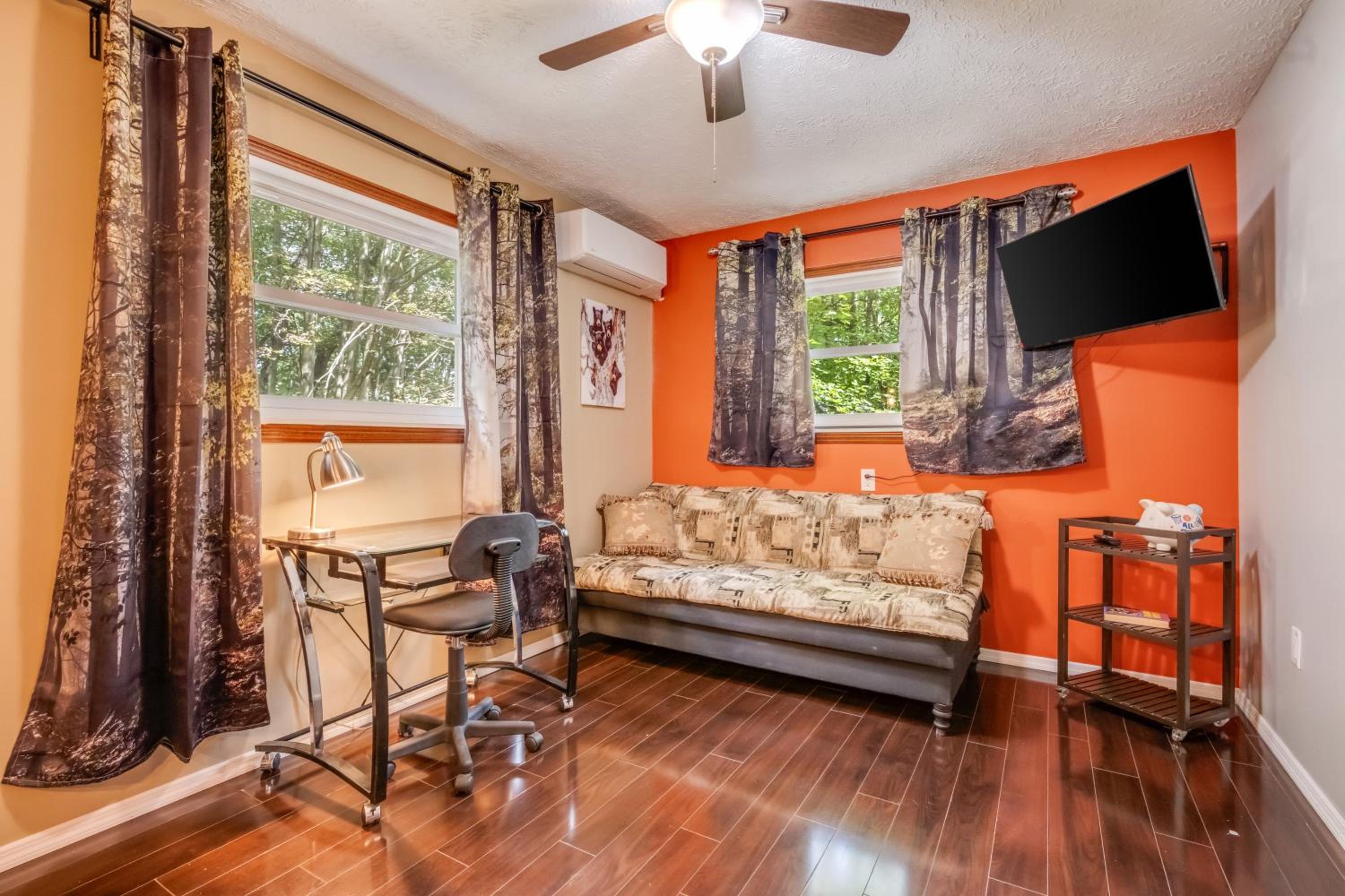Stunning! Pocono Escape! HotTub Sauna Pool Ski Pet-Friendly Firepit Game Room Fireplace BBQ Lakes Tennis Fishing