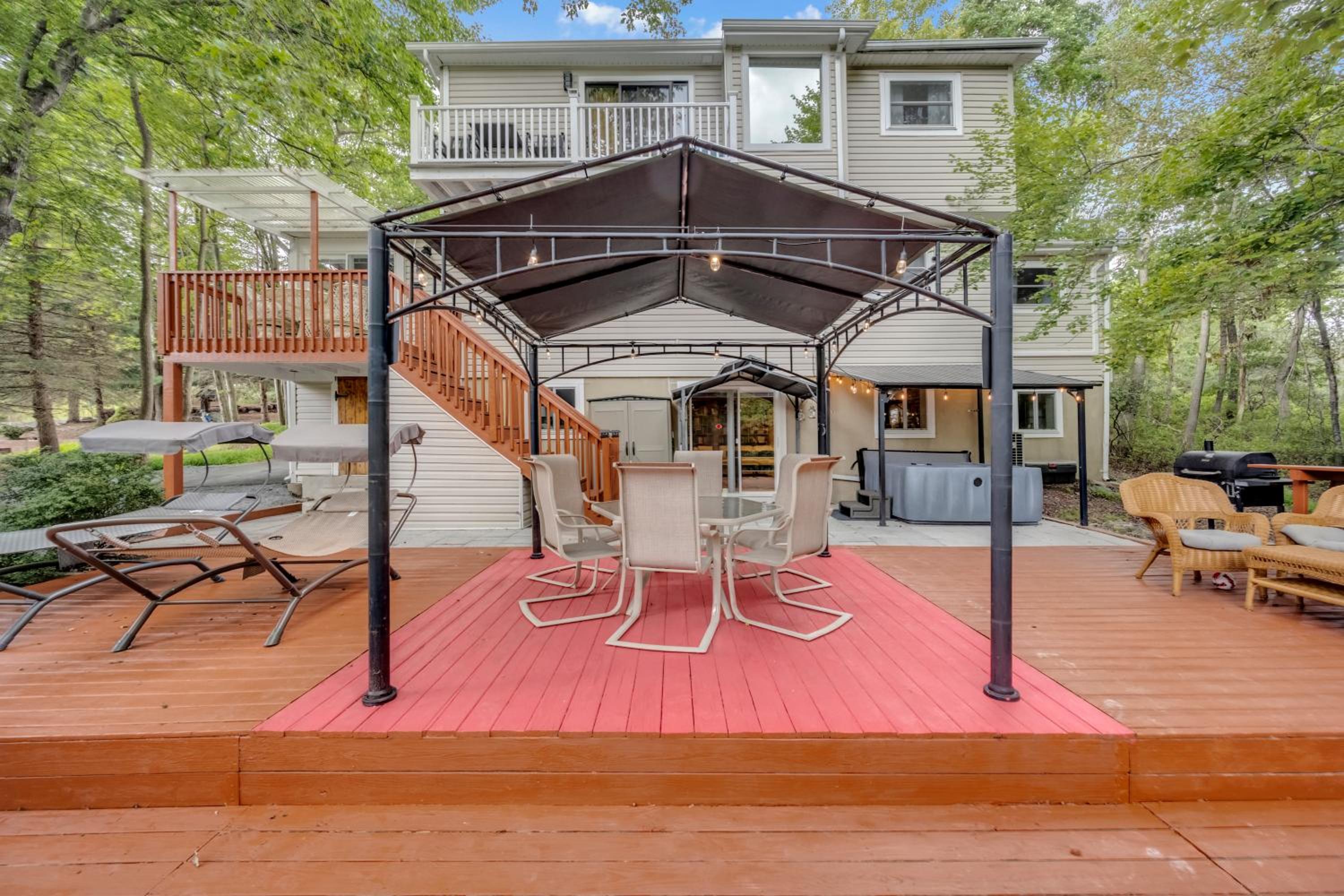 Stunning! Pocono Escape! HotTub Sauna Pool Ski Pet-Friendly Firepit Game Room Fireplace BBQ Lakes Tennis Fishing