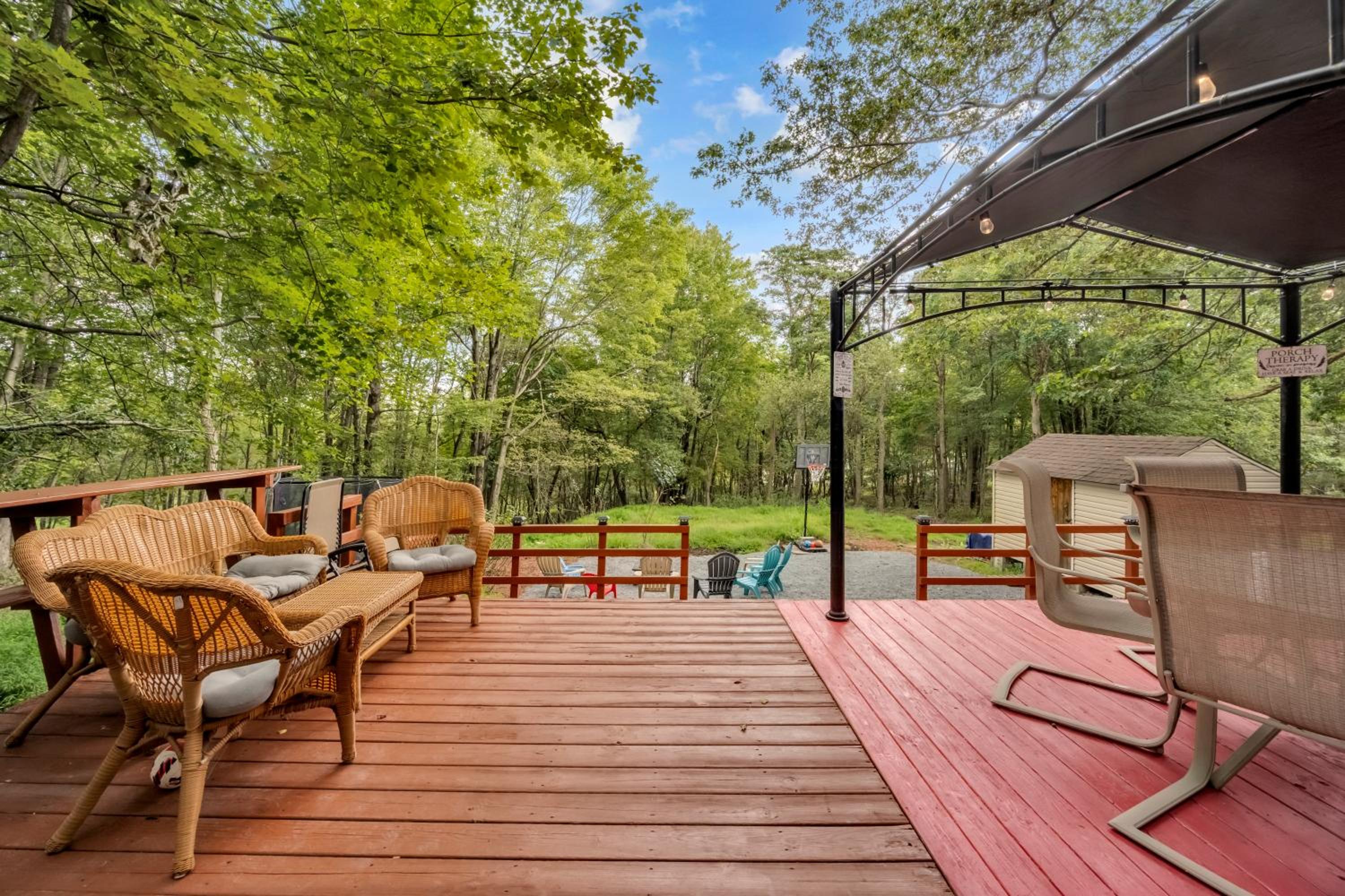 Stunning! Pocono Escape! HotTub Sauna Pool Ski Pet-Friendly Firepit Game Room Fireplace BBQ Lakes Tennis Fishing