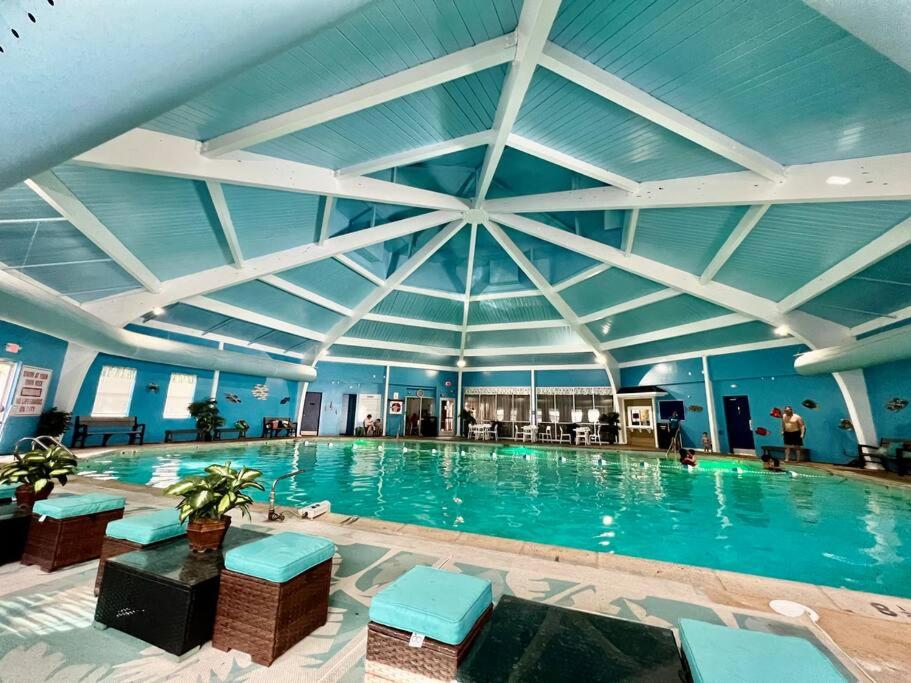 Stunning! Pocono Escape! HotTub Sauna Pool Ski Pet-Friendly Firepit Game Room Fireplace BBQ Lakes Tennis Fishing