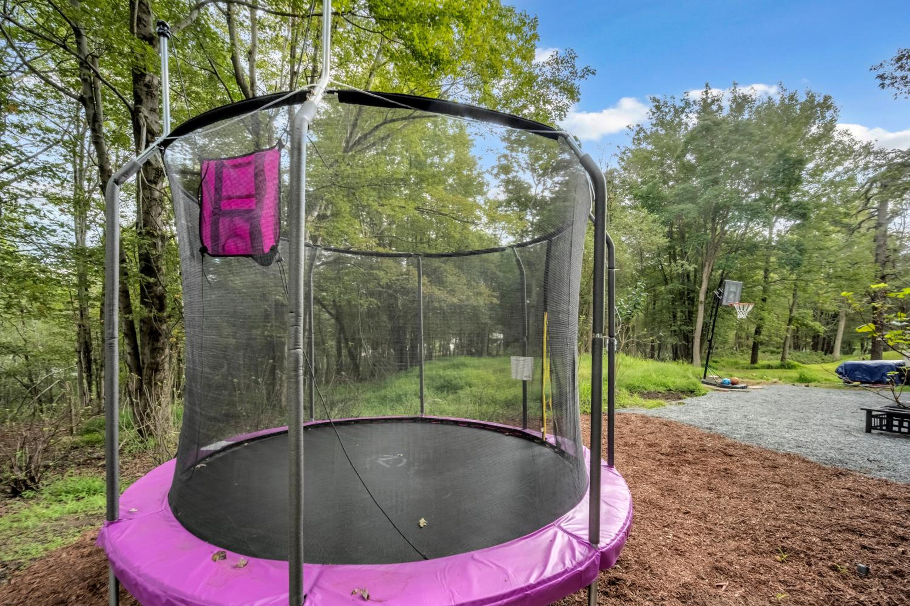 Stunning! Pocono Escape! HotTub Sauna Pool Ski Pet-Friendly Firepit Game Room Fireplace BBQ Lakes Tennis Fishing