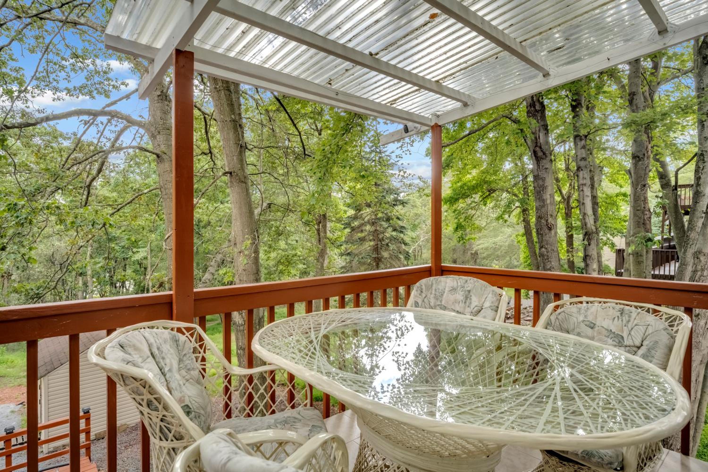 Stunning! Pocono Escape! HotTub Sauna Pool Ski Pet-Friendly Firepit Game Room Fireplace BBQ Lakes Tennis Fishing