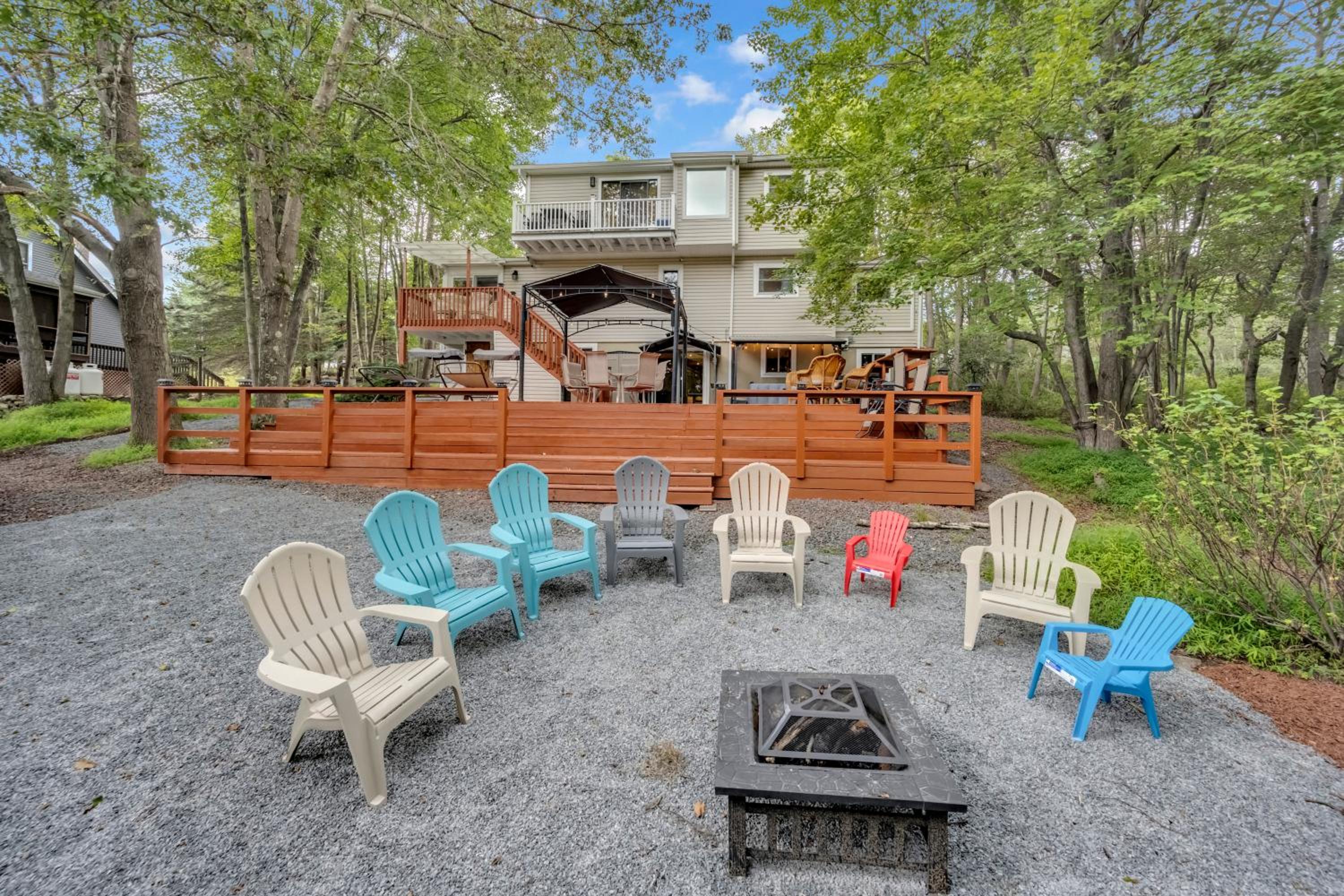 Stunning! Pocono Escape! HotTub Sauna Pool Ski Pet-Friendly Firepit Game Room Fireplace BBQ Lakes Tennis Fishing