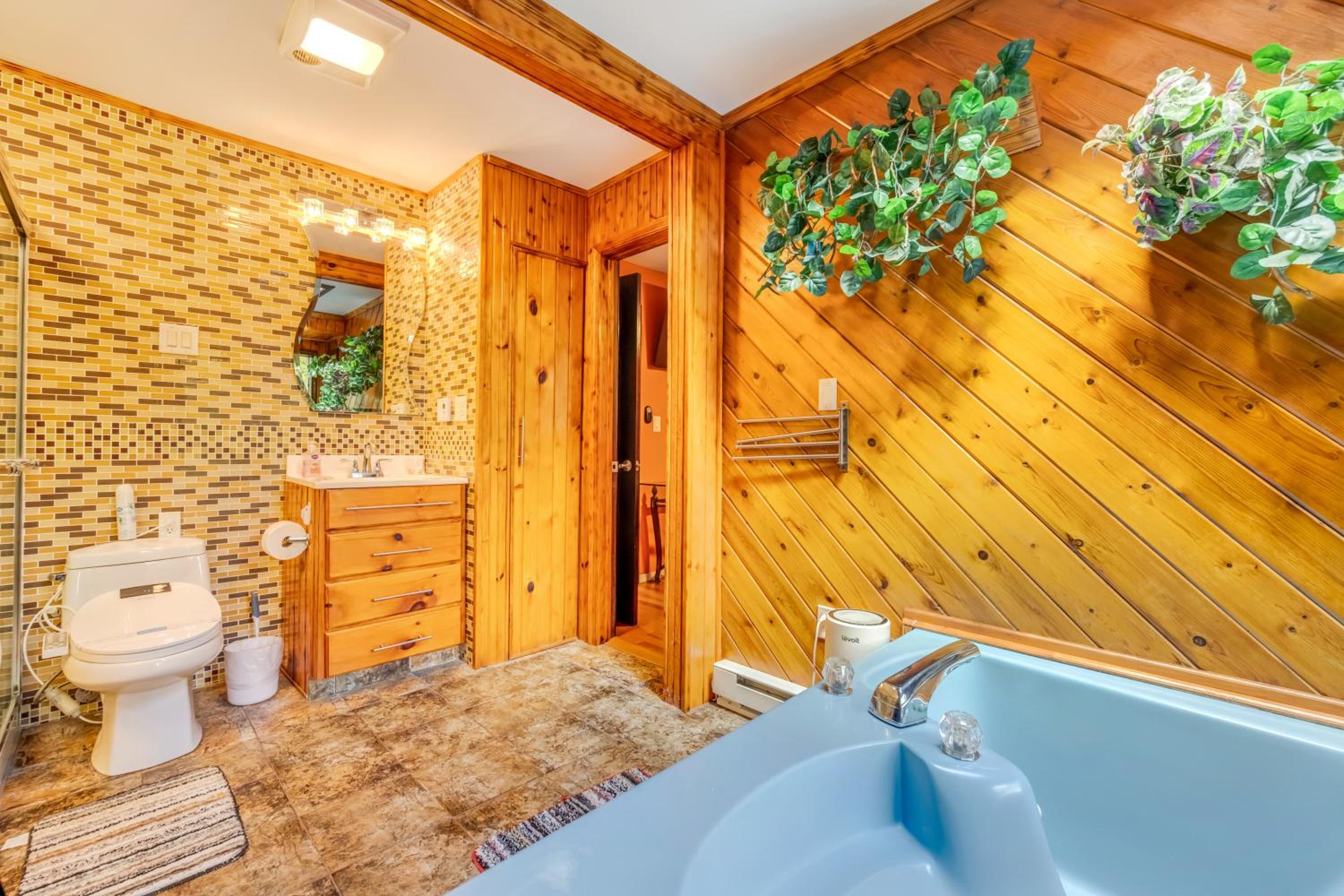 Stunning! Pocono Escape! HotTub Sauna Pool Ski Pet-Friendly Firepit Game Room Fireplace BBQ Lakes Tennis Fishing