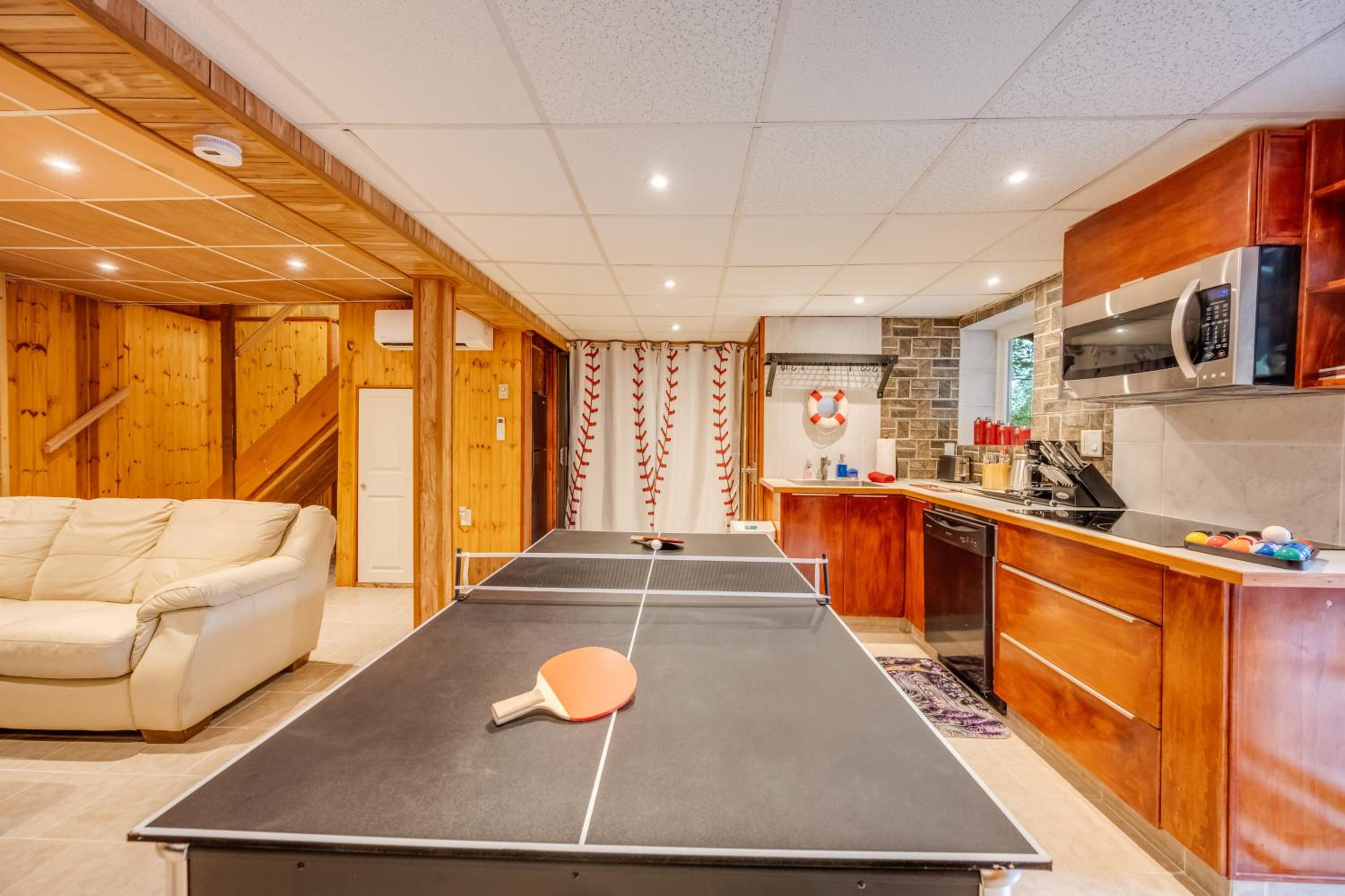 Stunning! Pocono Escape! HotTub Sauna Pool Ski Pet-Friendly Firepit Game Room Fireplace BBQ Lakes Tennis Fishing