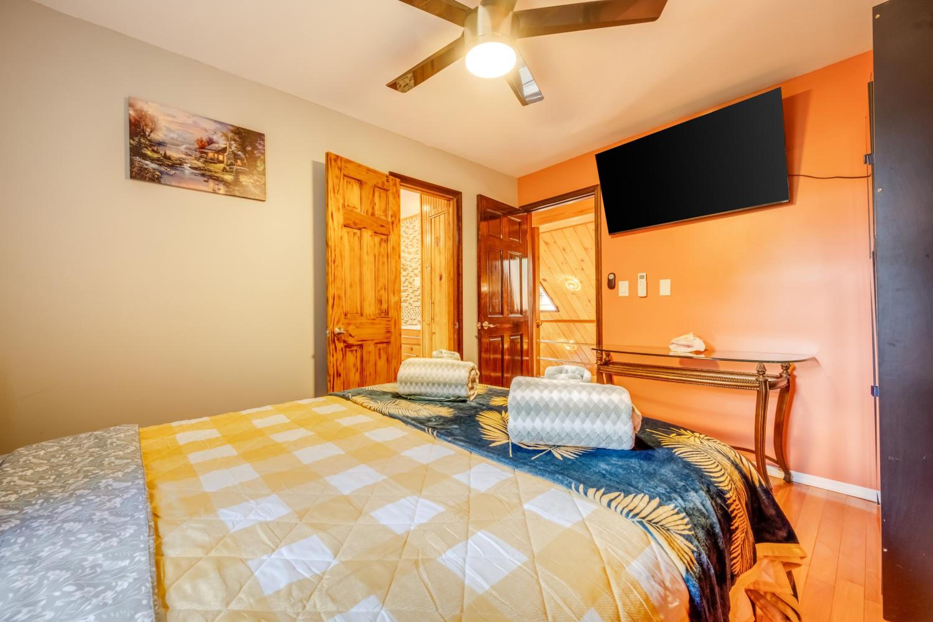 Stunning! Pocono Escape! HotTub Sauna Pool Ski Pet-Friendly Firepit Game Room Fireplace BBQ Lakes Tennis Fishing