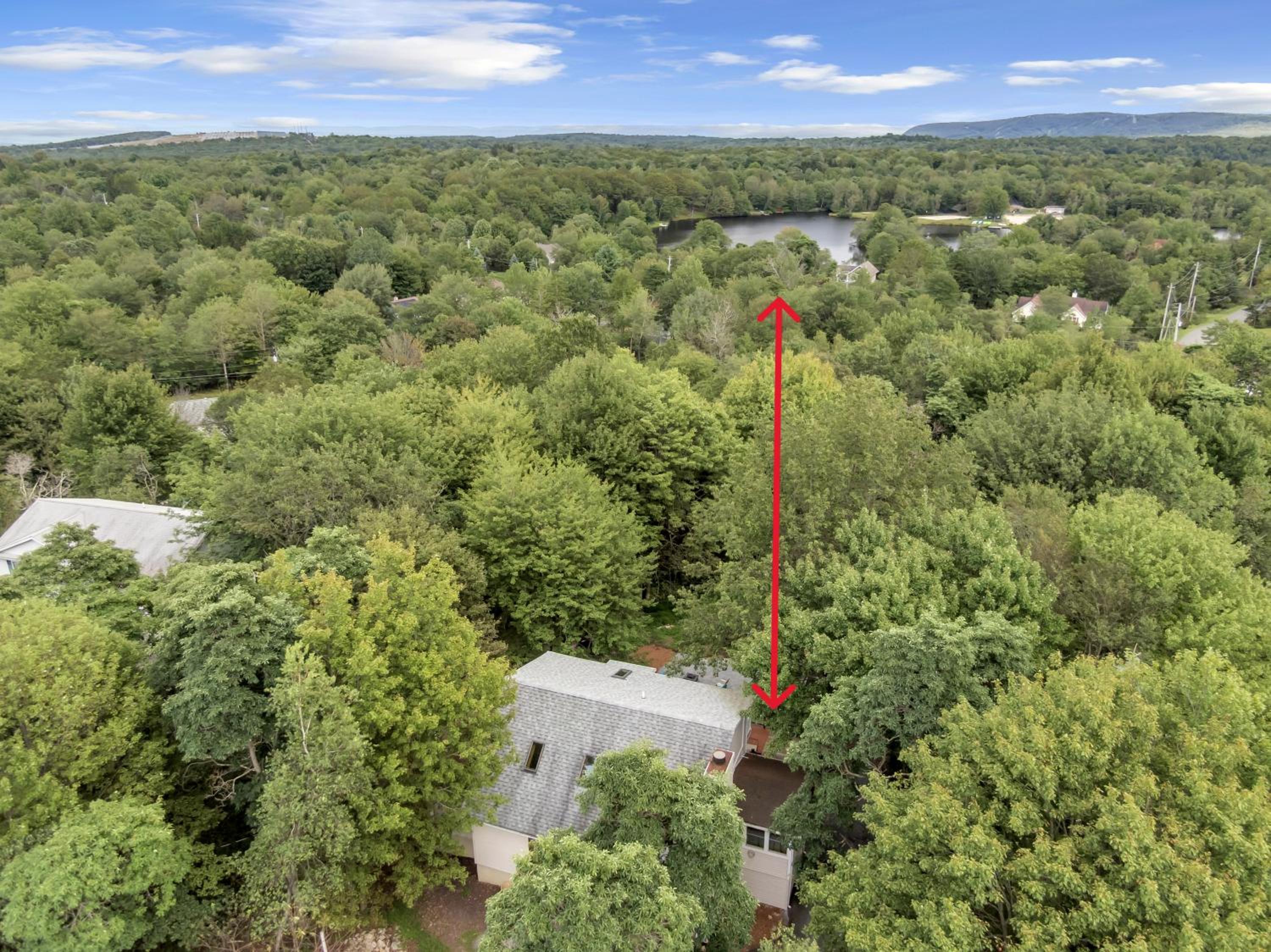 Stunning! Pocono Escape! HotTub Sauna Pool Ski Pet-Friendly Firepit Game Room Fireplace BBQ Lakes Tennis Fishing
