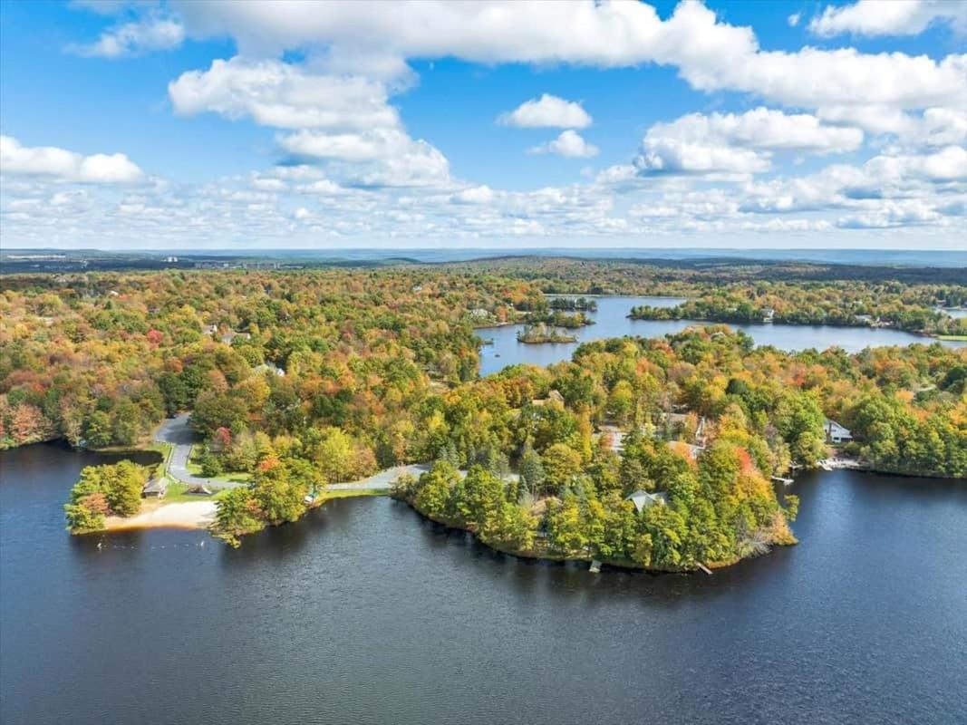Stunning! Pocono Escape! HotTub Sauna Pool Ski Pet-Friendly Firepit Game Room Fireplace BBQ Lakes Tennis Fishing