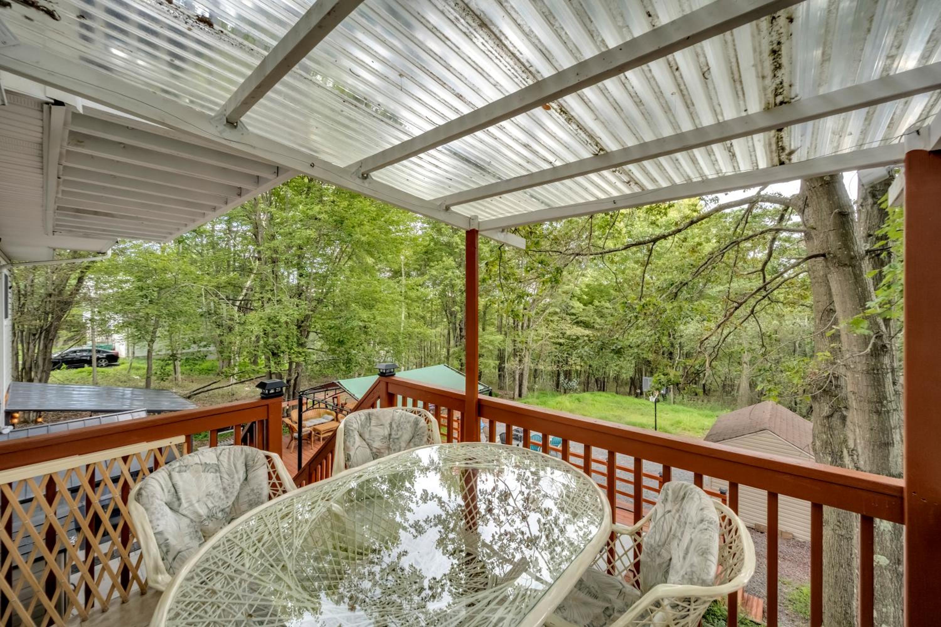 Stunning! Pocono Escape! HotTub Sauna Pool Ski Pet-Friendly Firepit Game Room Fireplace BBQ Lakes Tennis Fishing