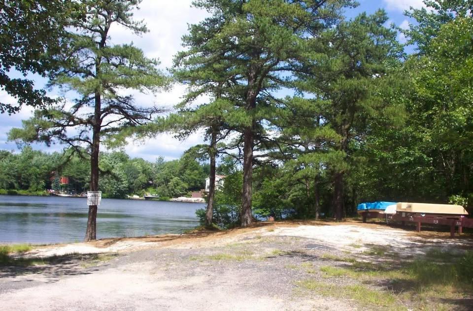 Stunning! Pocono Escape! HotTub Sauna Pool Ski Pet-Friendly Firepit Game Room Fireplace BBQ Lakes Tennis Fishing