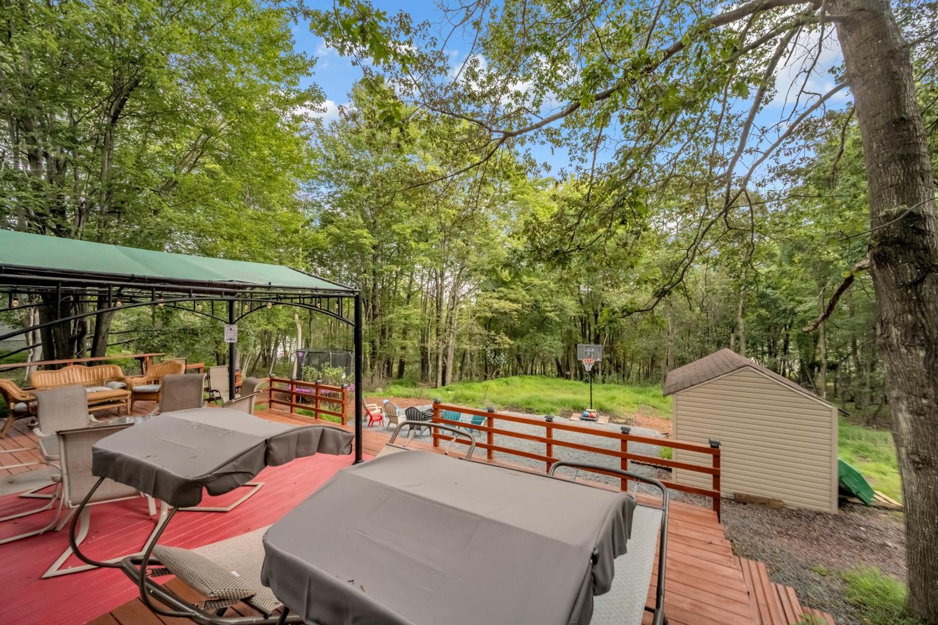 Stunning! Pocono Escape! HotTub Sauna Pool Ski Pet-Friendly Firepit Game Room Fireplace BBQ Lakes Tennis Fishing