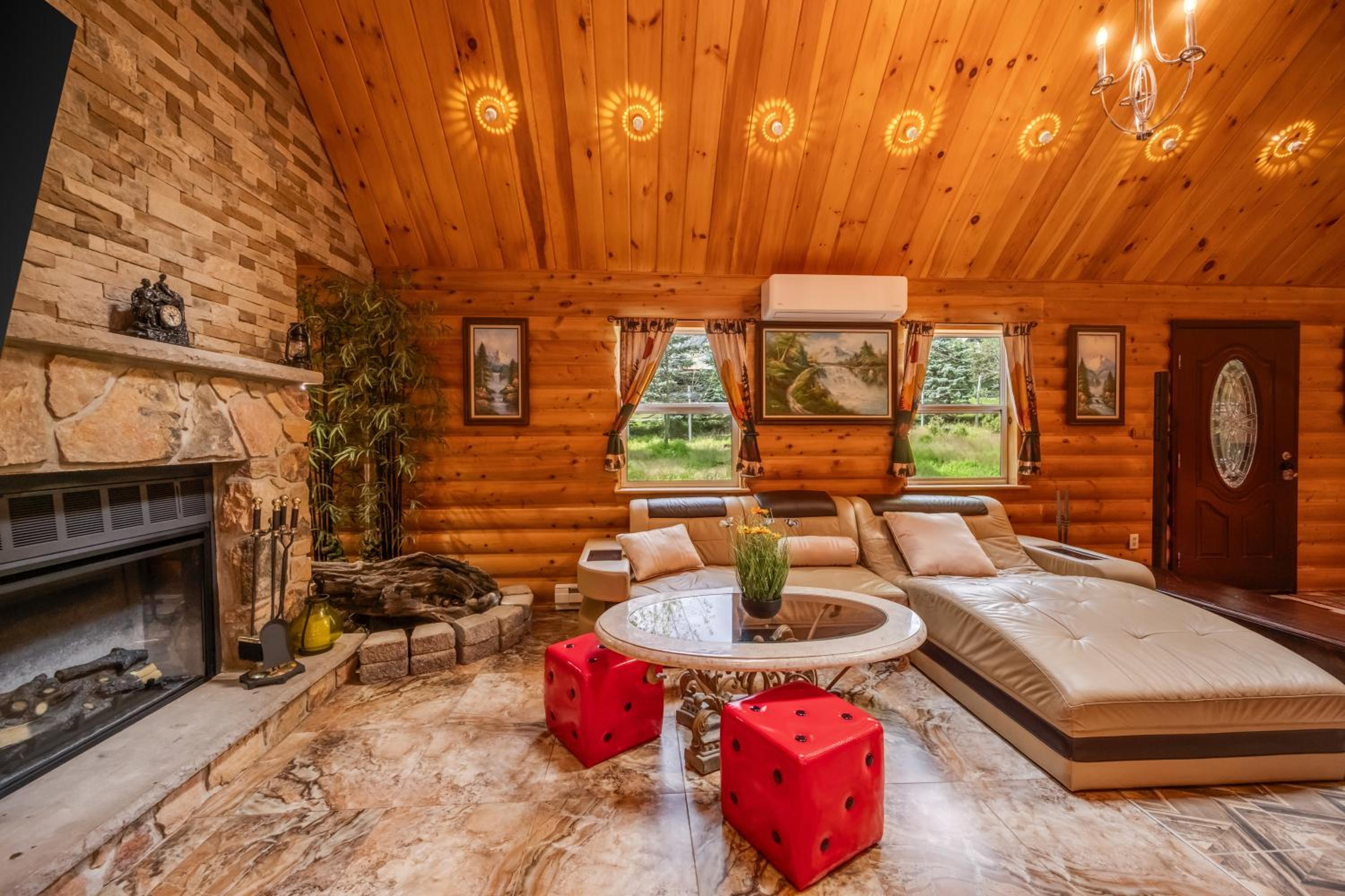 Stunning! Pocono Escape! HotTub Sauna Pool Ski Pet-Friendly Firepit Game Room Fireplace BBQ Lakes Tennis Fishing