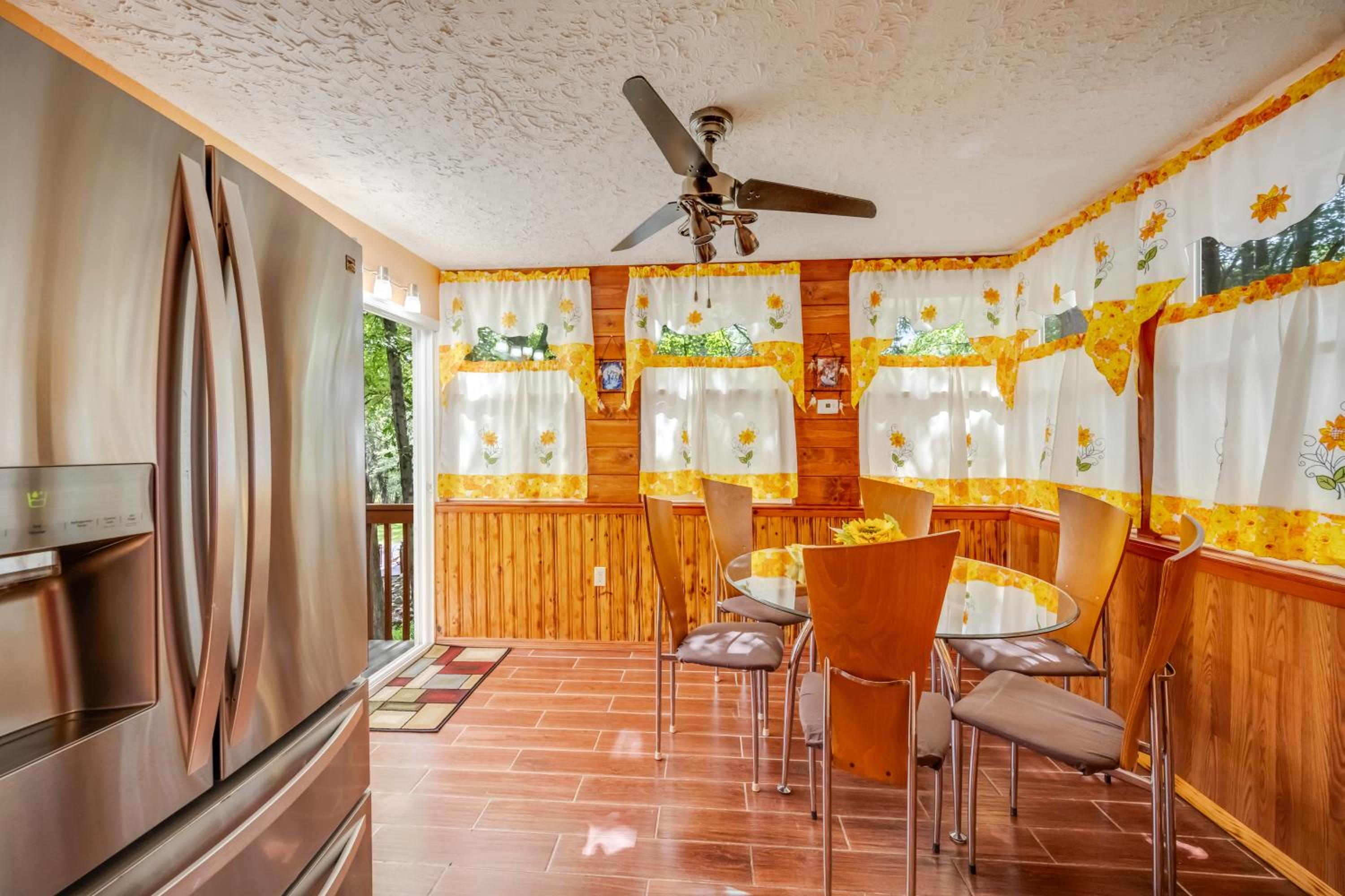 Stunning! Pocono Escape! HotTub Sauna Pool Ski Pet-Friendly Firepit Game Room Fireplace BBQ Lakes Tennis Fishing