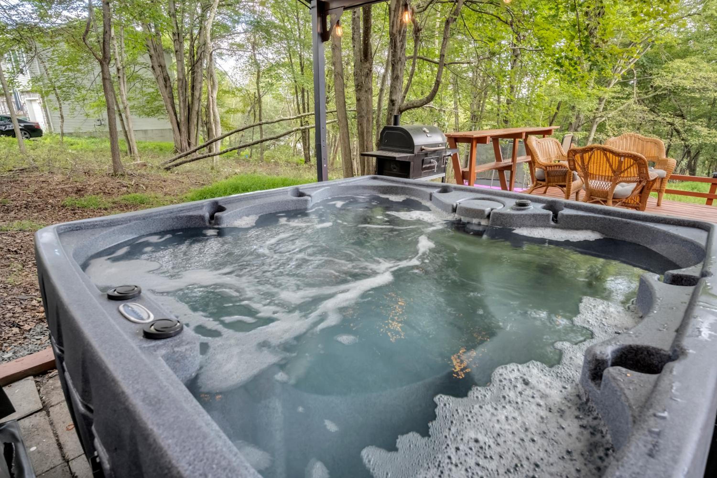Stunning! Pocono Escape! HotTub Sauna Pool Ski Pet-Friendly Firepit Game Room Fireplace BBQ Lakes Tennis Fishing