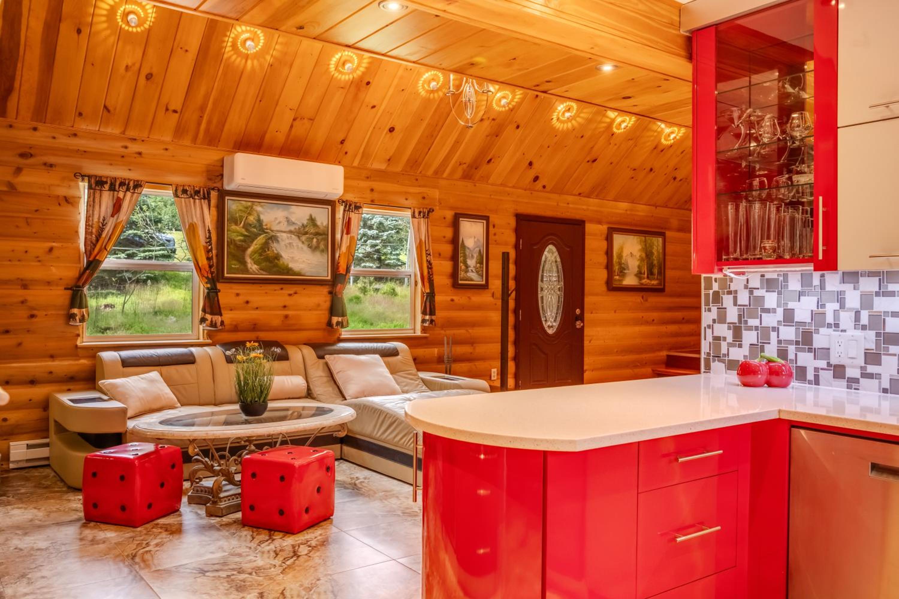 Stunning! Pocono Escape! HotTub Sauna Pool Ski Pet-Friendly Firepit Game Room Fireplace BBQ Lakes Tennis Fishing