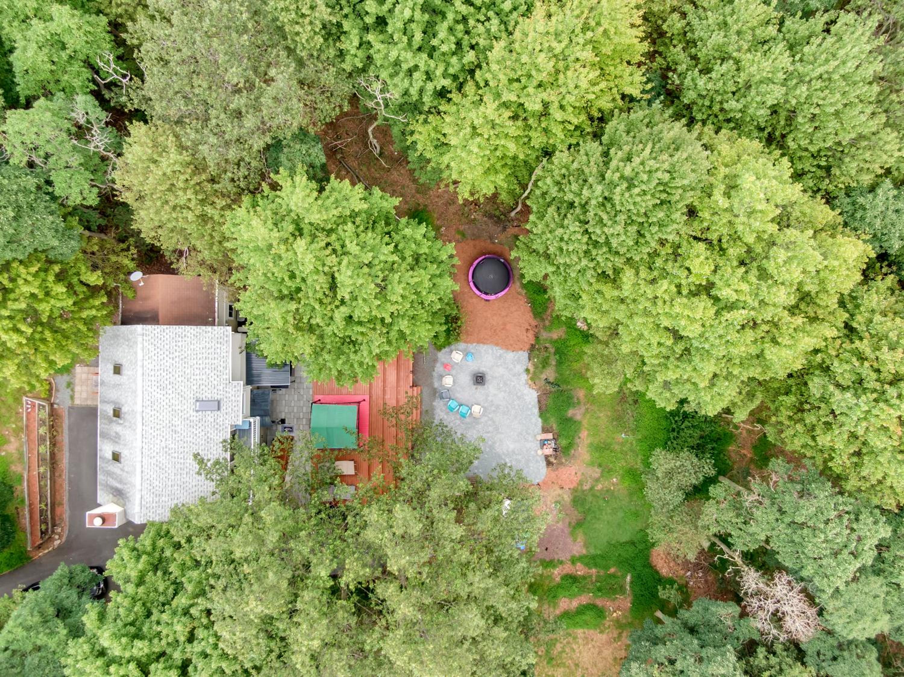 Stunning! Pocono Escape! HotTub Sauna Pool Ski Pet-Friendly Firepit Game Room Fireplace BBQ Lakes Tennis Fishing