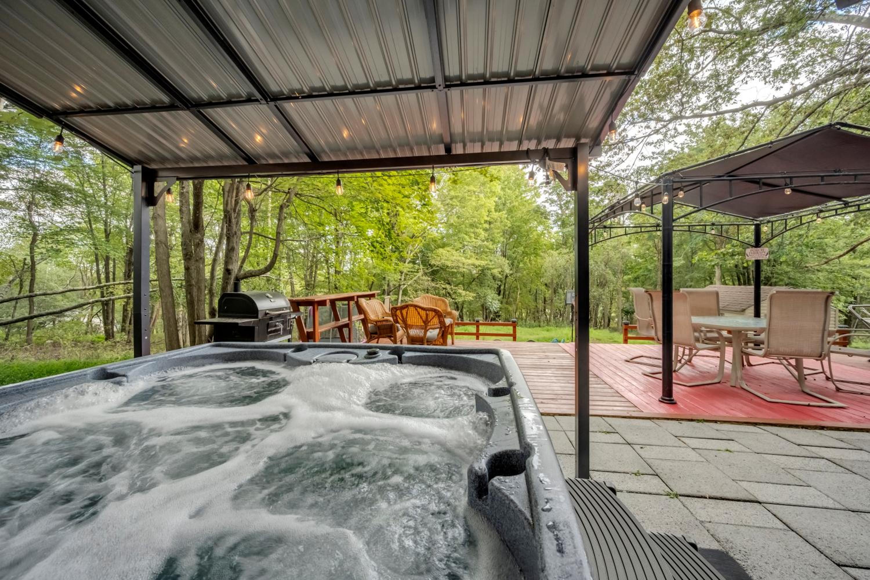 Stunning! Pocono Escape! HotTub Sauna Pool Ski Pet-Friendly Firepit Game Room Fireplace BBQ Lakes Tennis Fishing