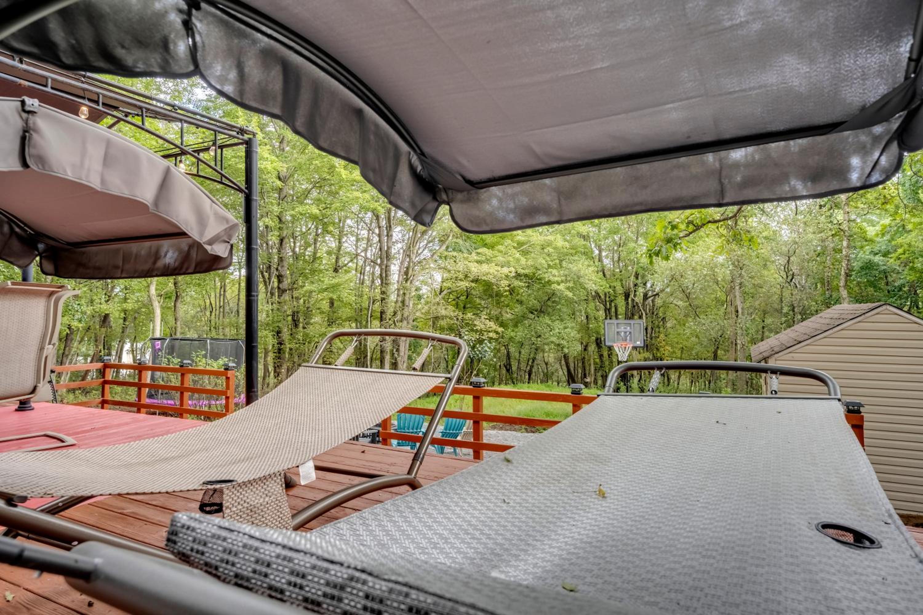 Stunning! Pocono Escape! HotTub Sauna Pool Ski Pet-Friendly Firepit Game Room Fireplace BBQ Lakes Tennis Fishing