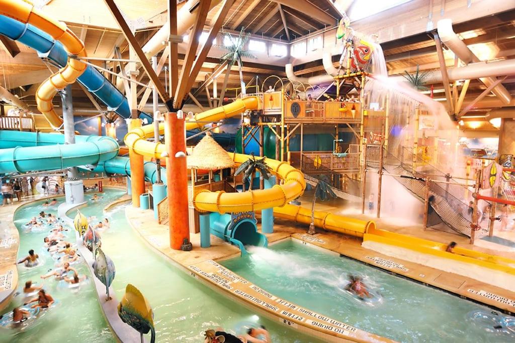 Stunning! Pocono Escape! HotTub Sauna Pool Ski Pet-Friendly Firepit Game Room Fireplace BBQ Lakes Tennis Fishing