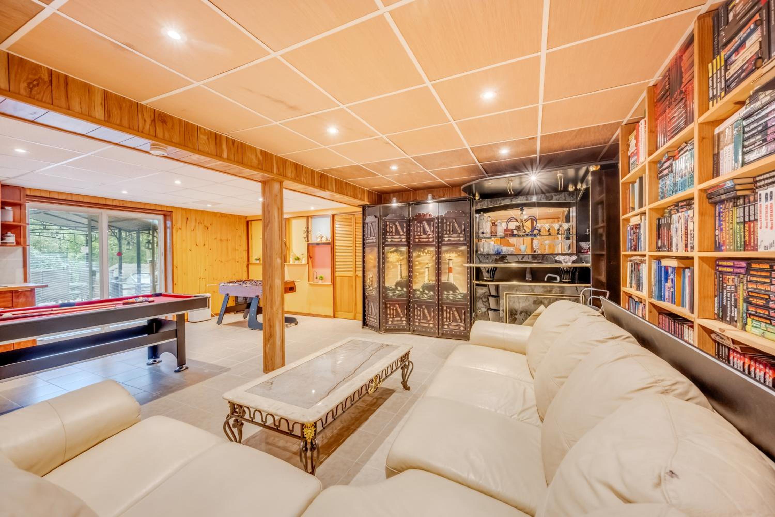 Stunning! Pocono Escape! HotTub Sauna Pool Ski Pet-Friendly Firepit Game Room Fireplace BBQ Lakes Tennis Fishing