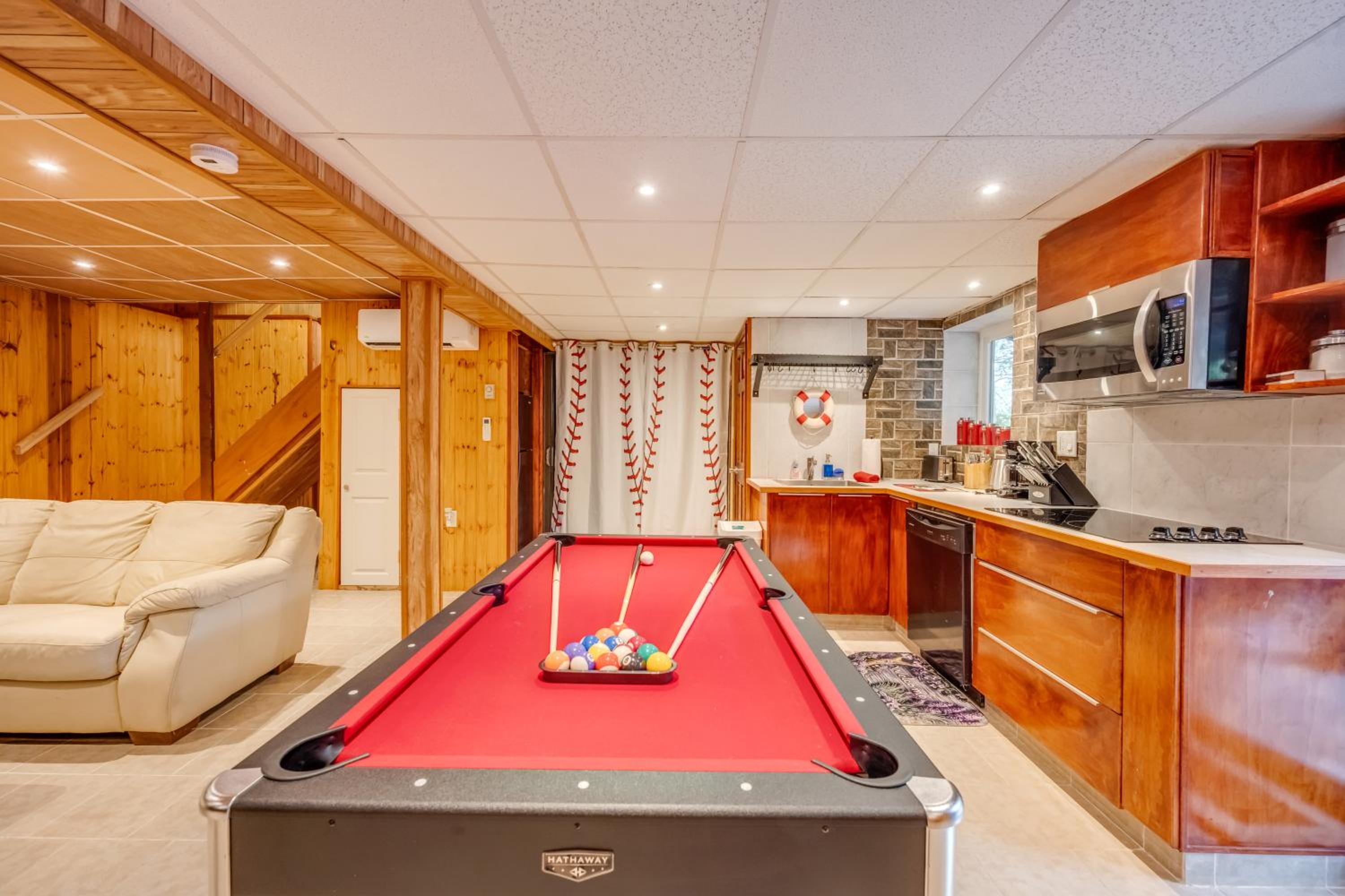 Stunning! Pocono Escape! HotTub Sauna Pool Ski Pet-Friendly Firepit Game Room Fireplace BBQ Lakes Tennis Fishing