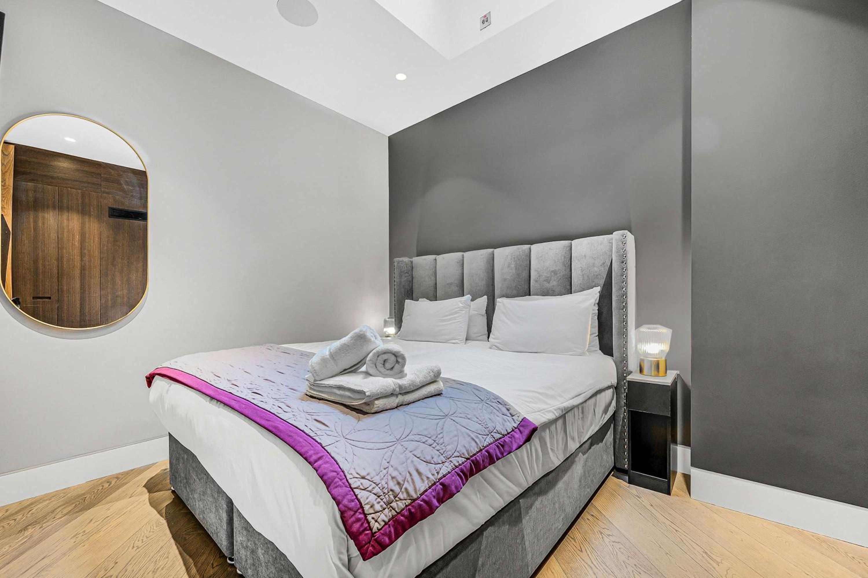 Sophisticated 2-Bed House with AC in Soho
