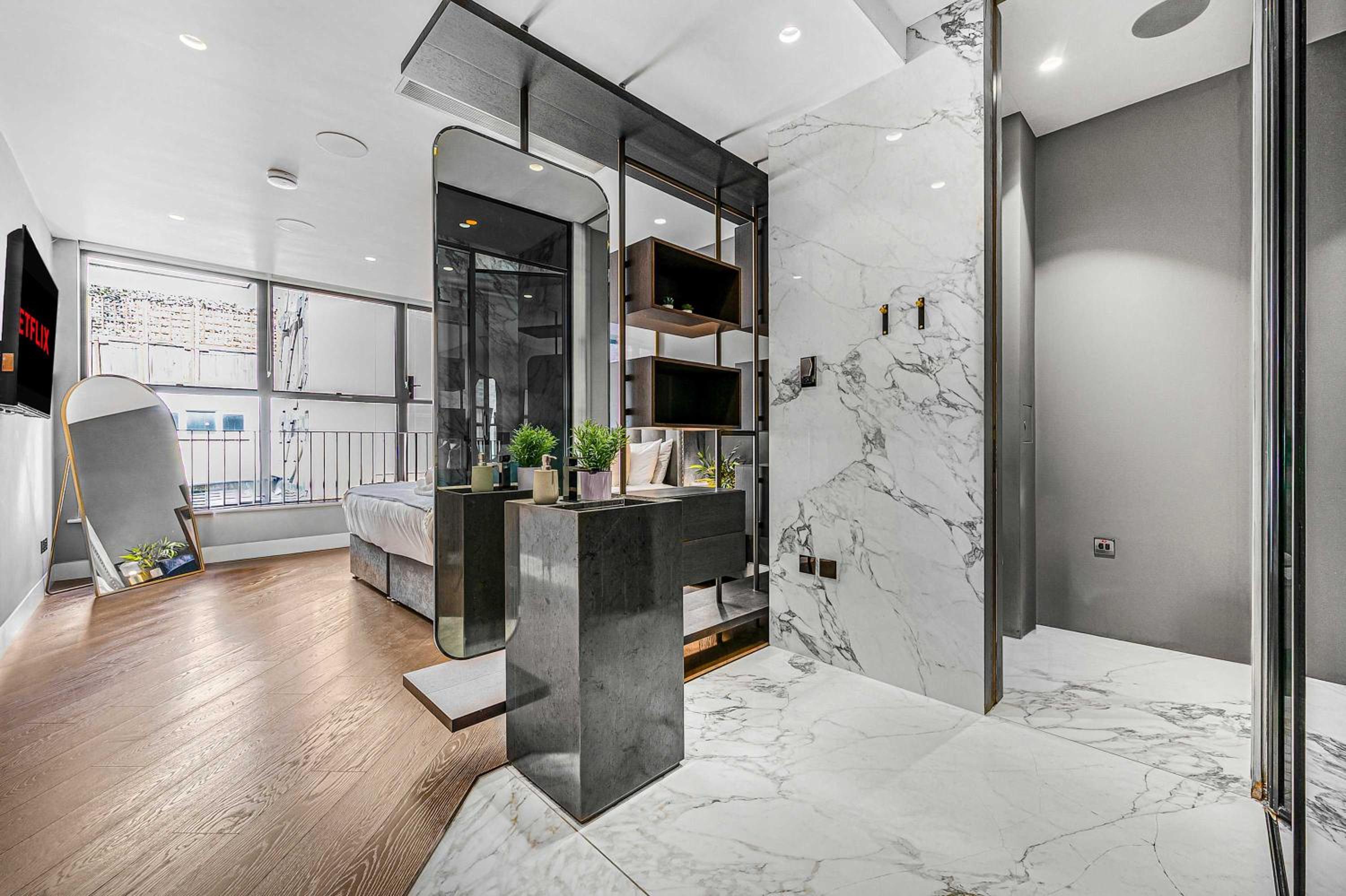 Sophisticated 2-Bed House with AC in Soho
