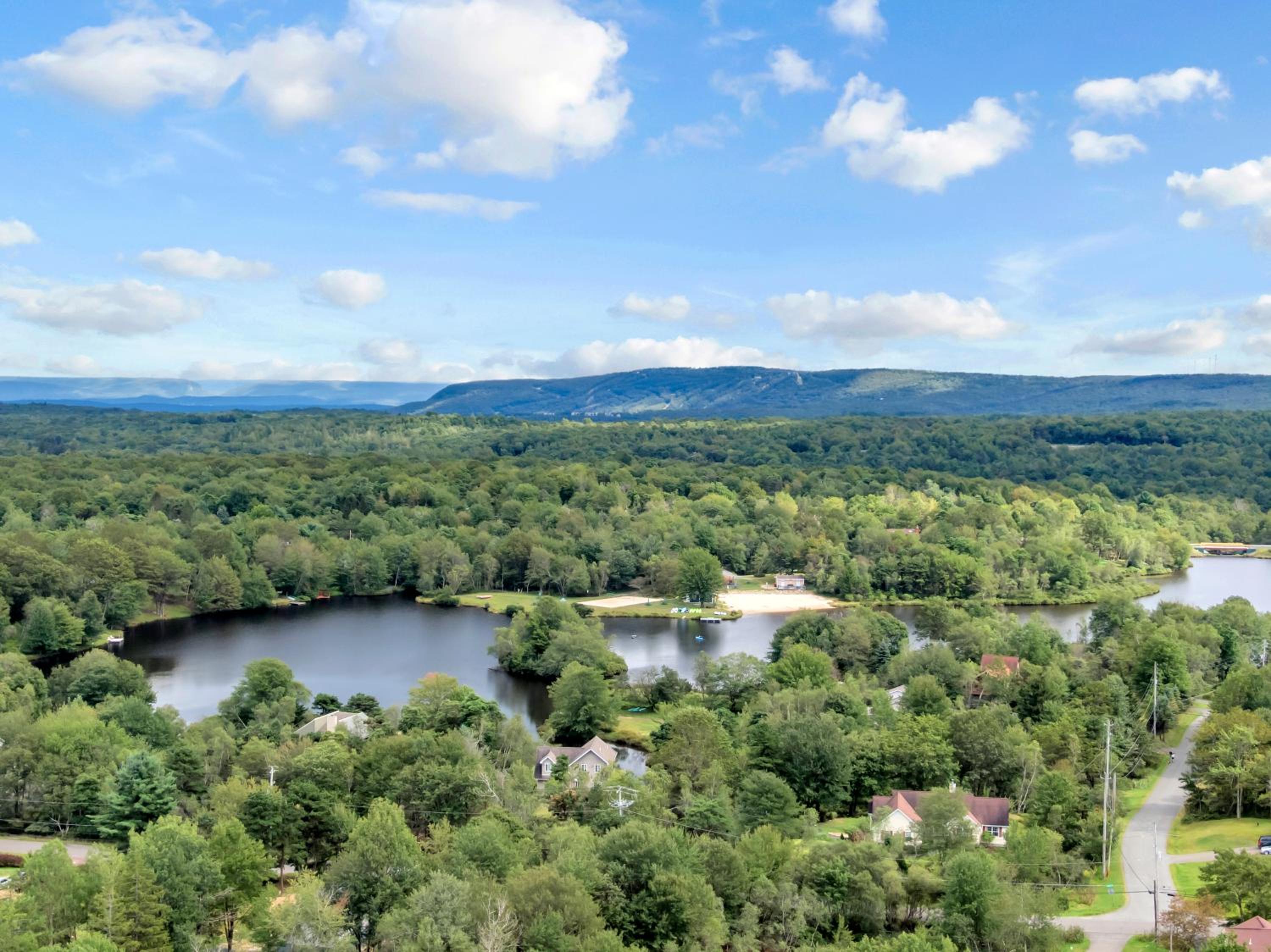 Stunning! Pocono Escape! HotTub Sauna Pool Ski Pet-Friendly Firepit Game Room Fireplace BBQ Lakes Tennis Fishing