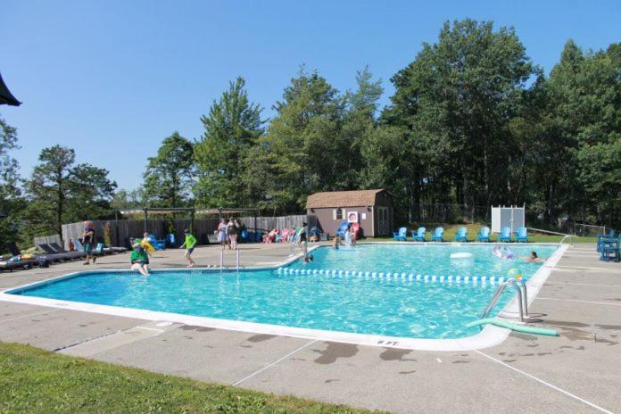 Stunning! Pocono Escape! HotTub Sauna Pool Ski Pet-Friendly Firepit Game Room Fireplace BBQ Lakes Tennis Fishing