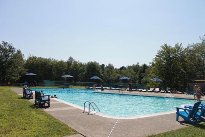 Stunning! Pocono Escape! HotTub Sauna Pool Ski Pet-Friendly Firepit Game Room Fireplace BBQ Lakes Tennis Fishing