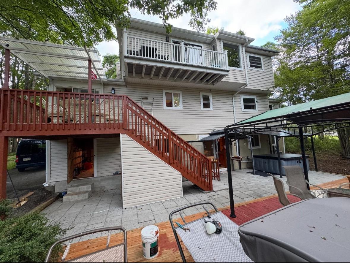 Stunning! Pocono Escape! HotTub Sauna Pool Ski Pet-Friendly Firepit Game Room Fireplace BBQ Lakes Tennis Fishing