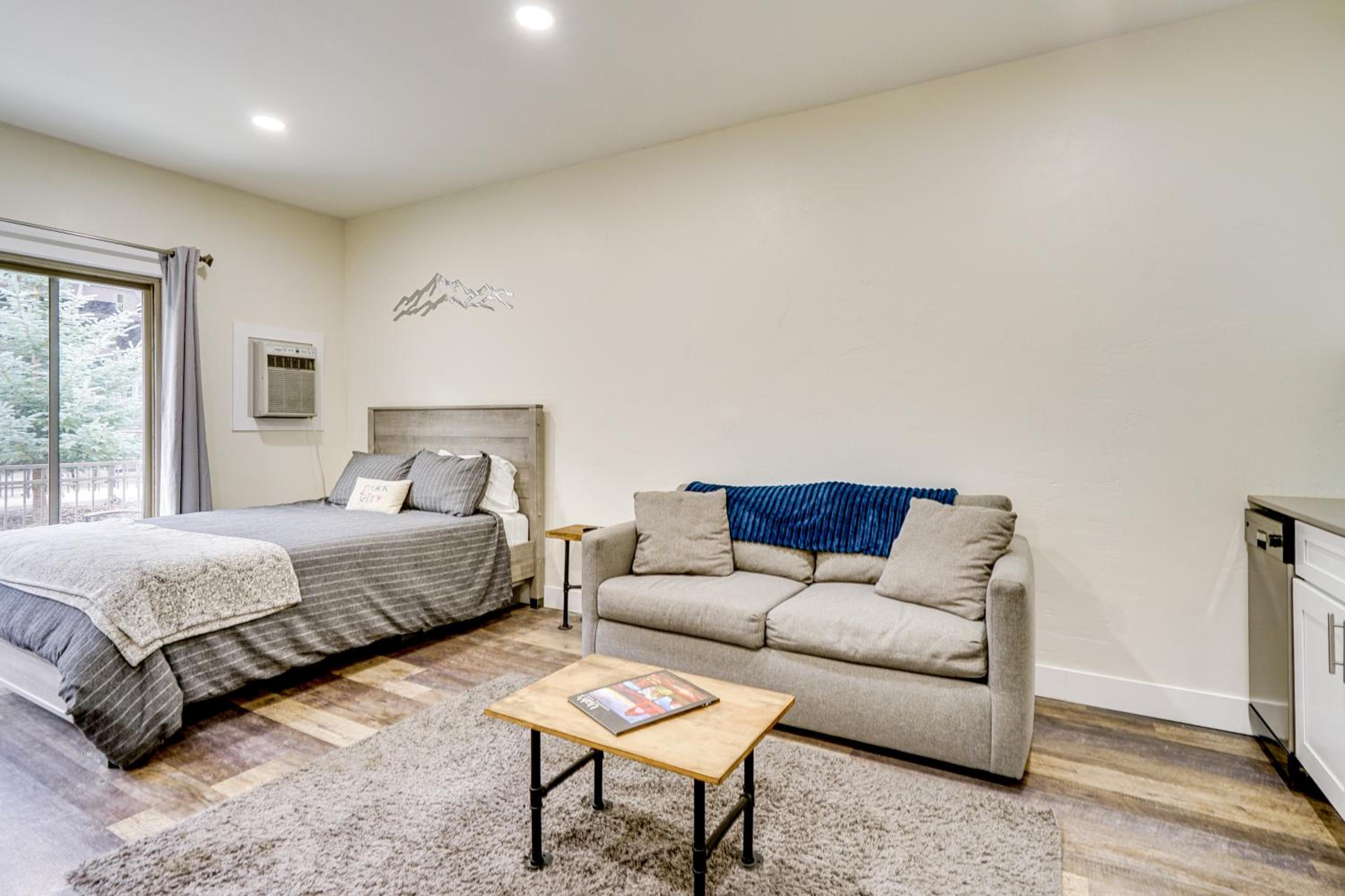 2 Mi to the Slopes! Park City Condo with Hot Tub