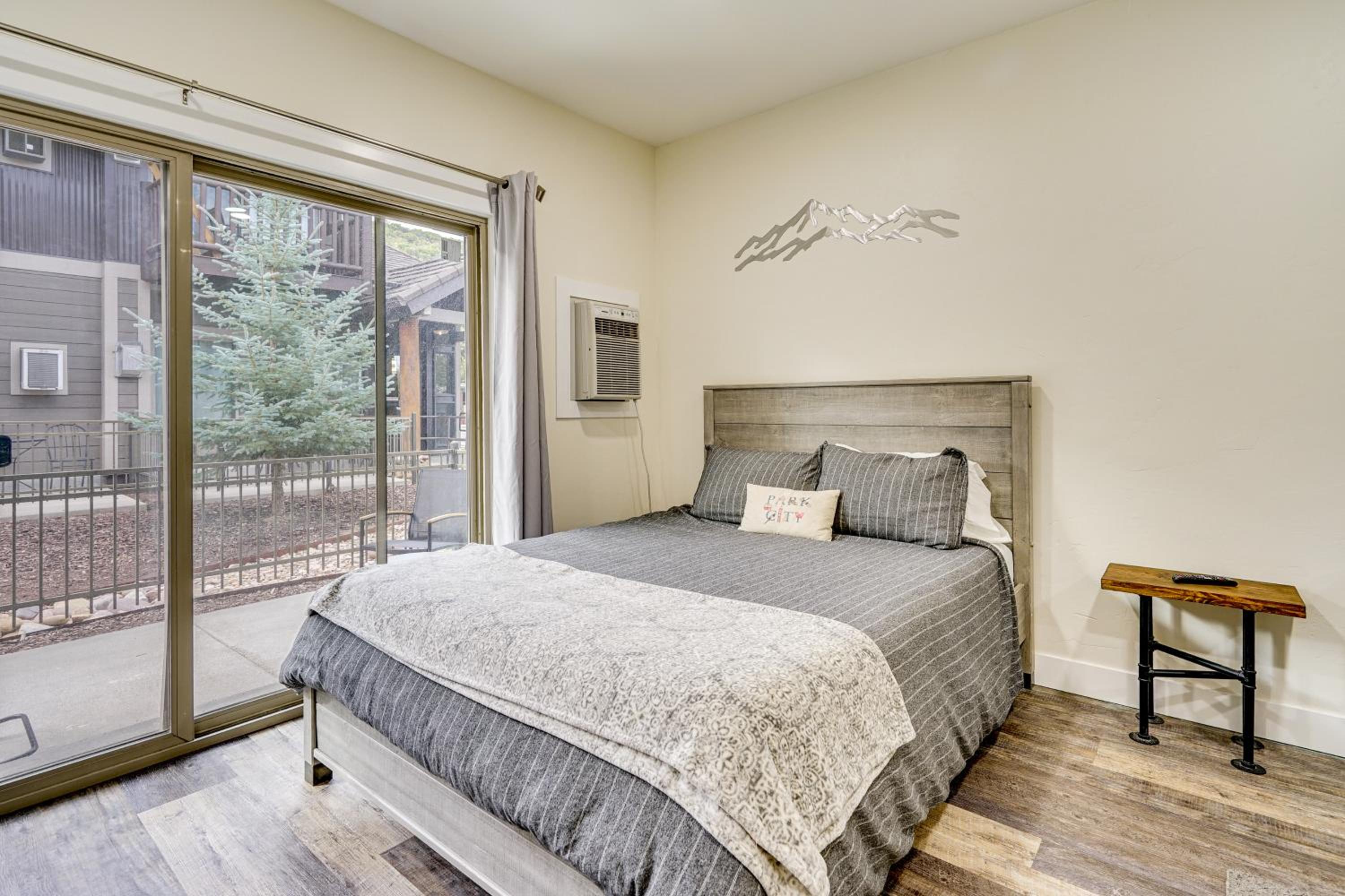2 Mi to the Slopes! Park City Condo with Hot Tub