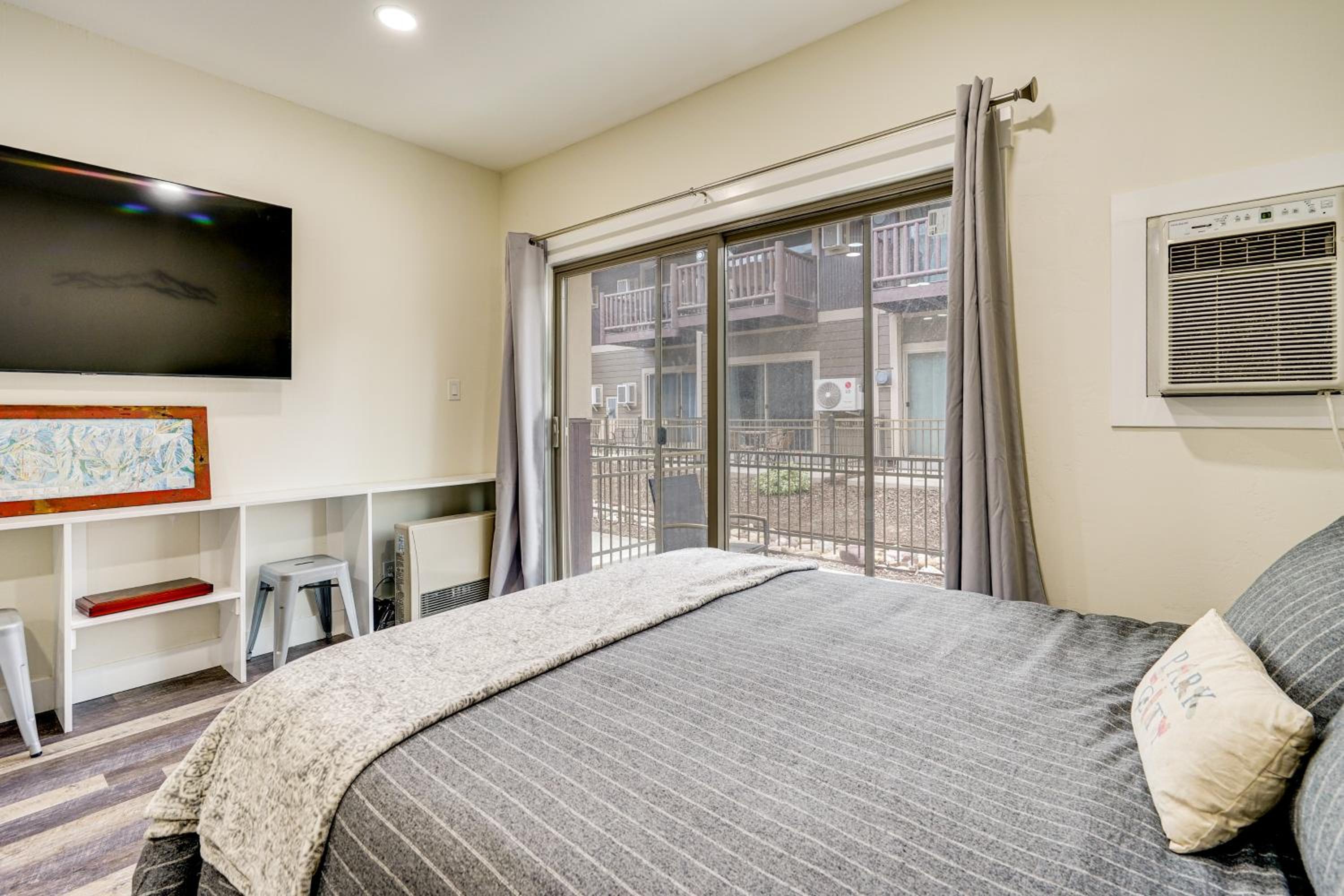 2 Mi to the Slopes! Park City Condo with Hot Tub