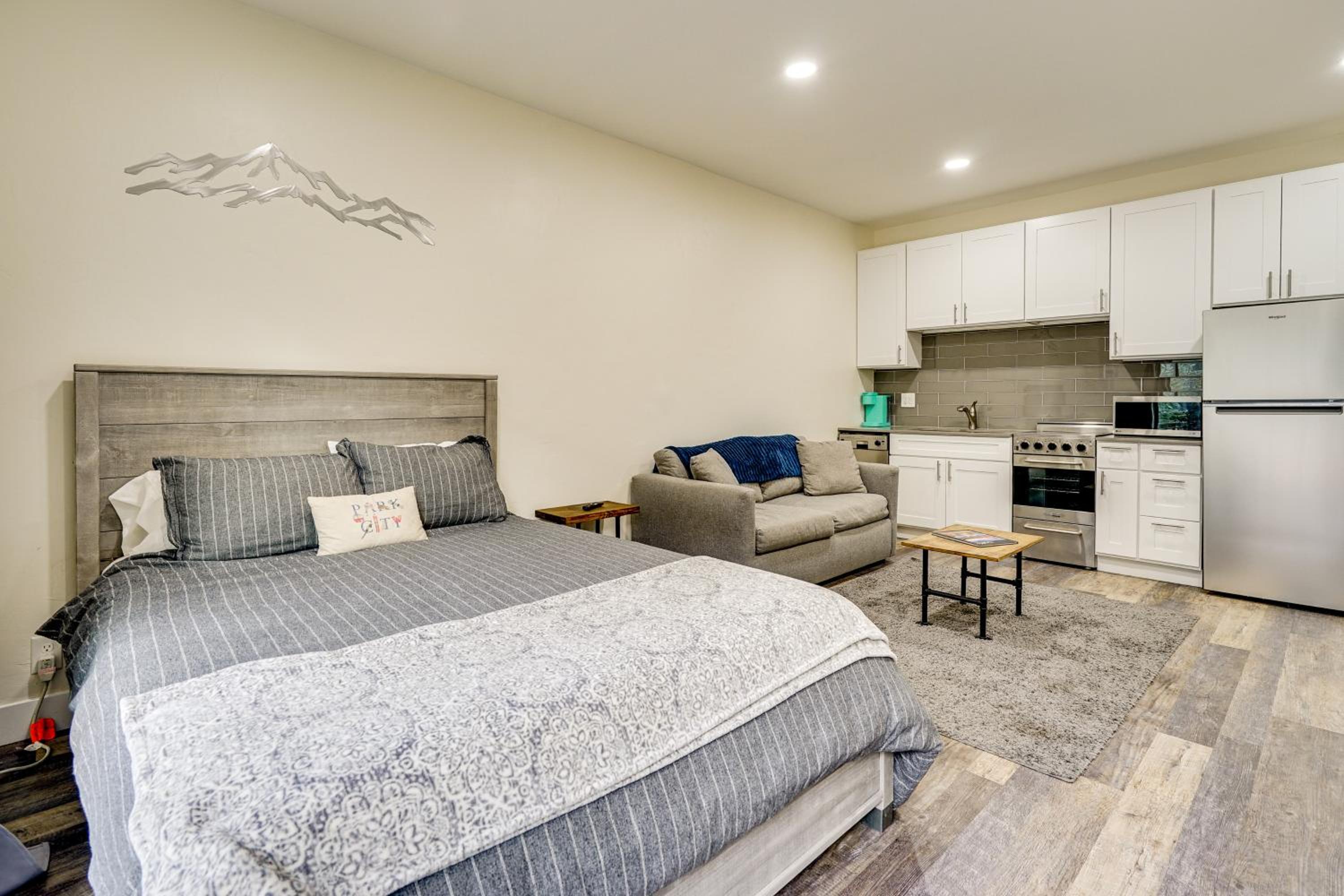 2 Mi to the Slopes! Park City Condo with Hot Tub