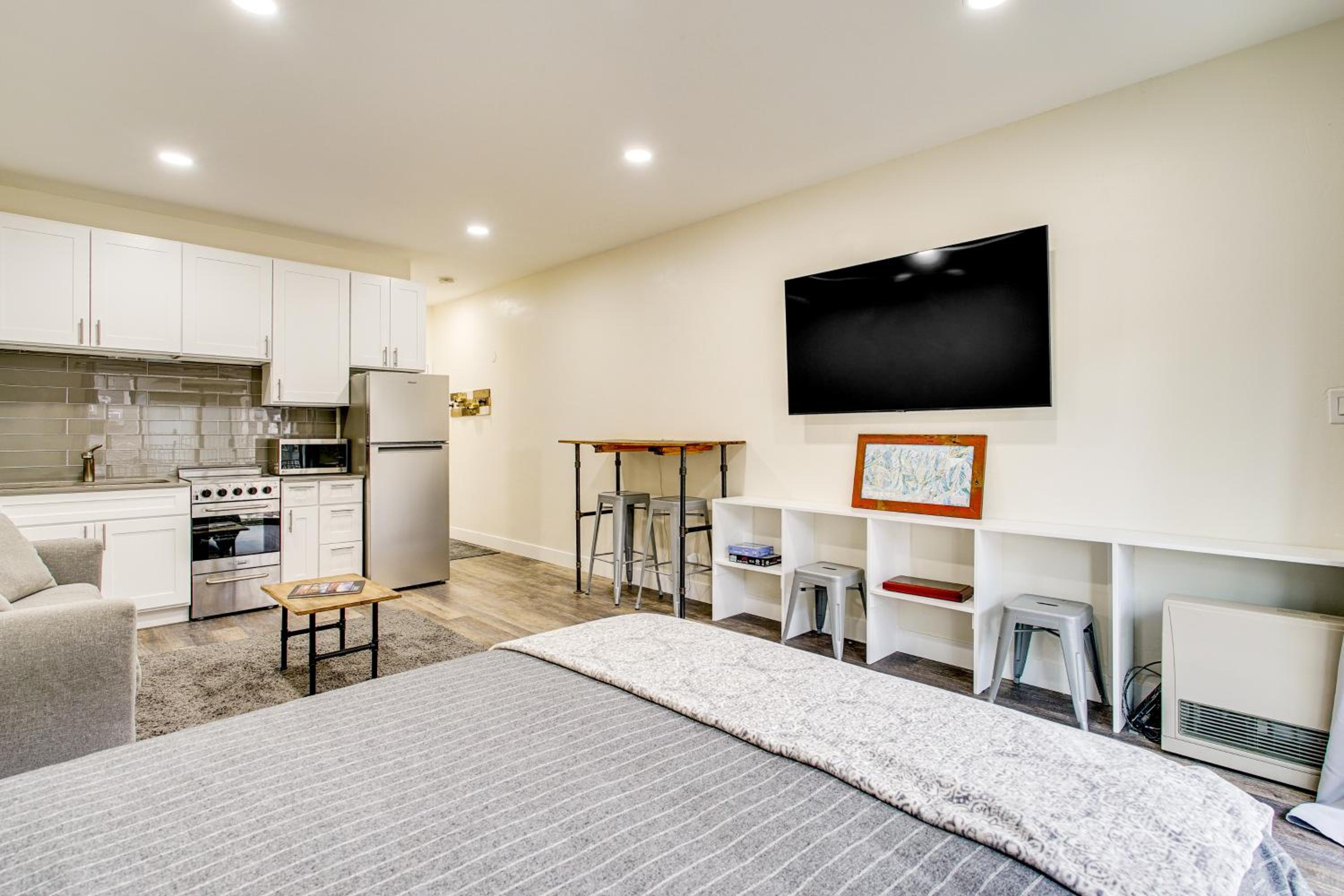 2 Mi to the Slopes! Park City Condo with Hot Tub
