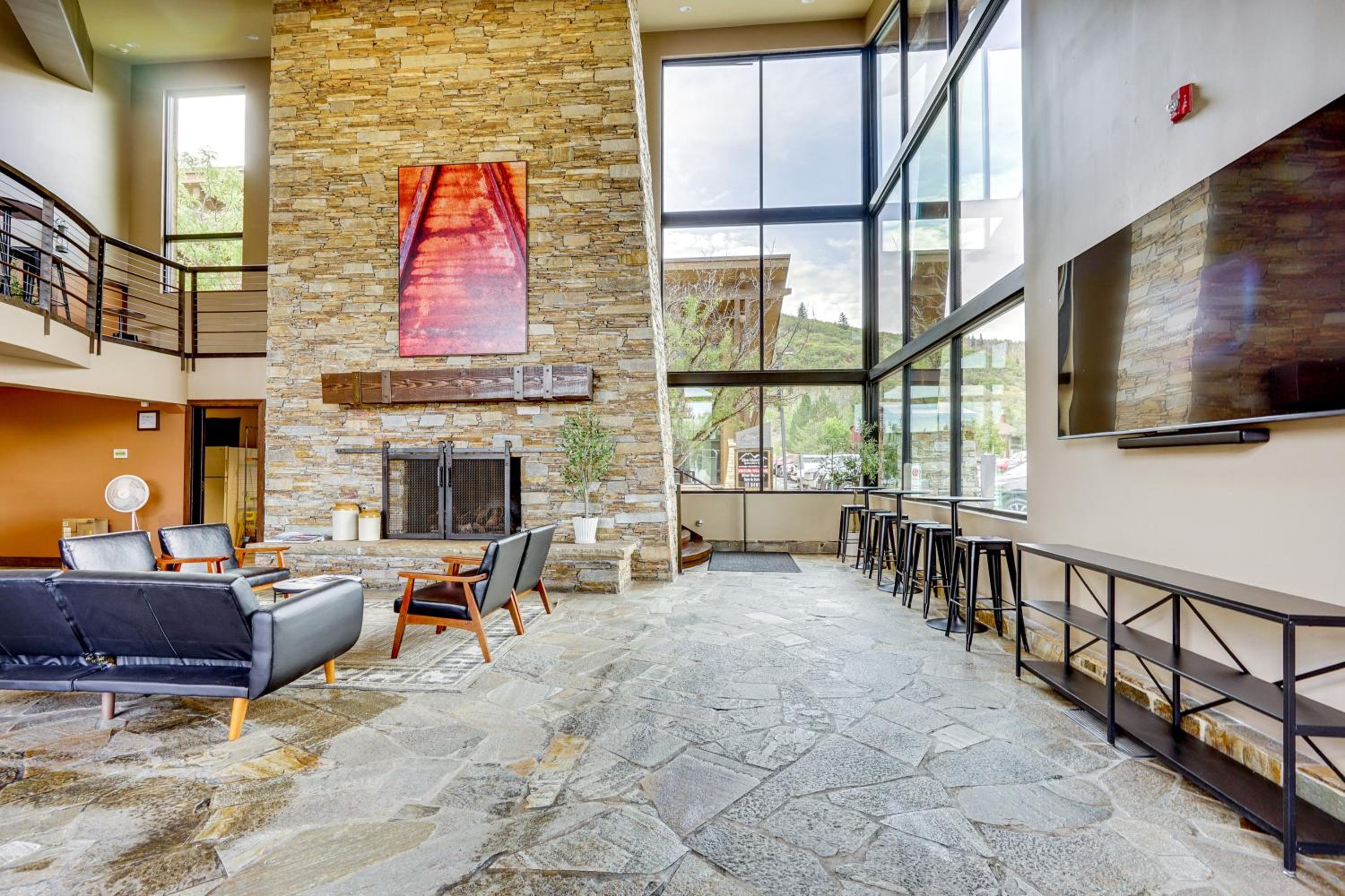 2 Mi to the Slopes! Park City Condo with Hot Tub
