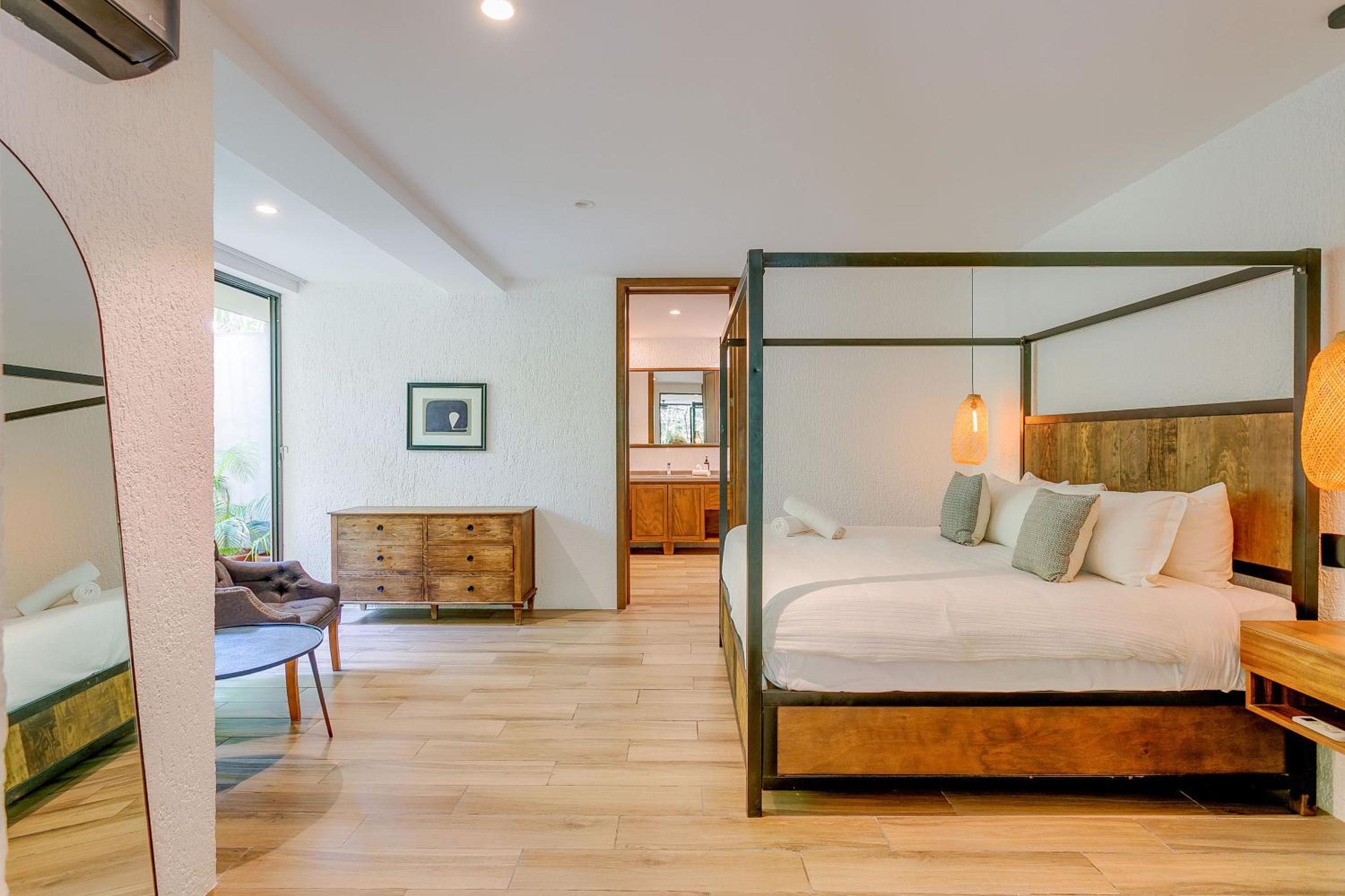 Luxurious Oasis Jacuzzi with Art Gallery and Pool