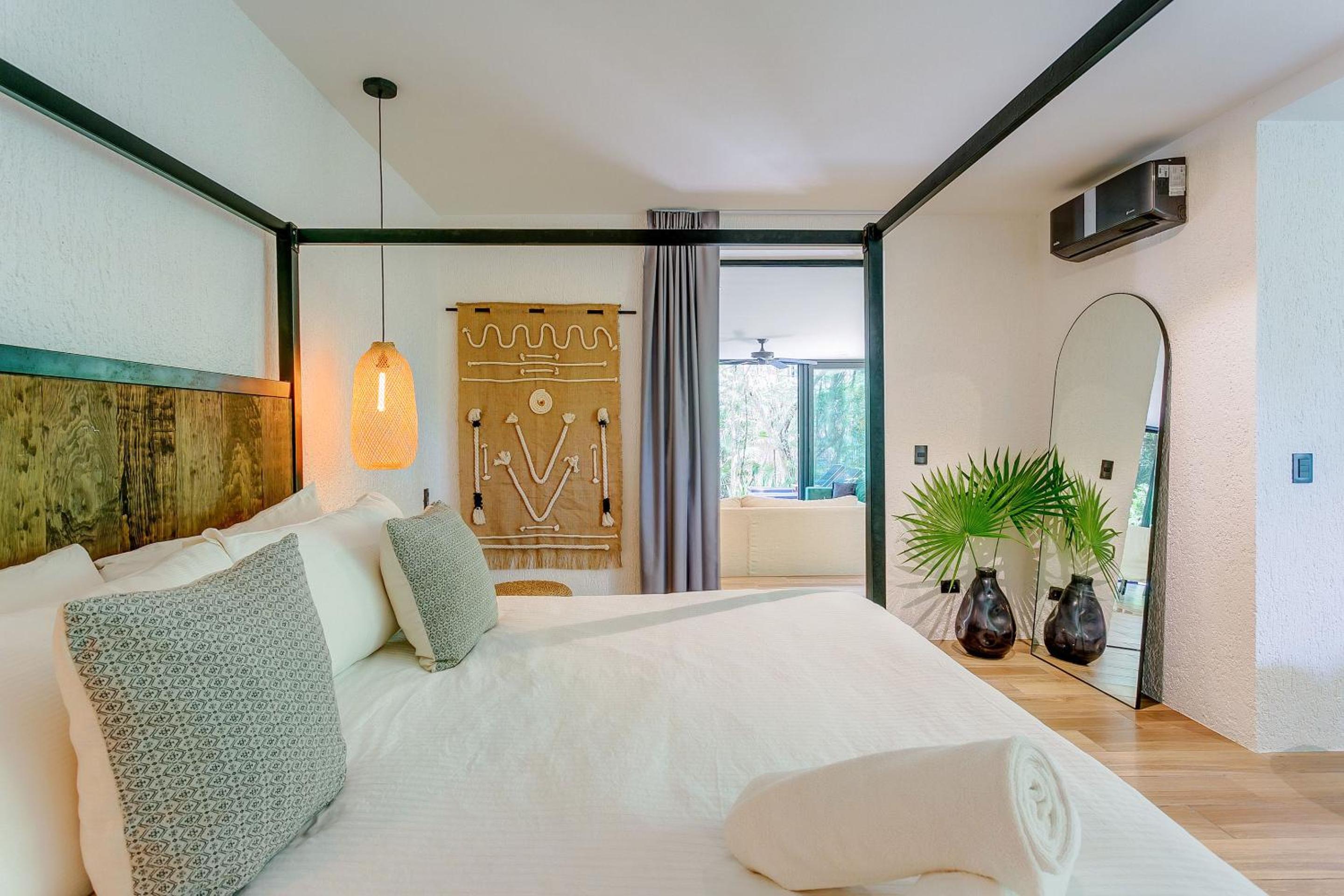 Luxurious Oasis Jacuzzi with Art Gallery and Pool